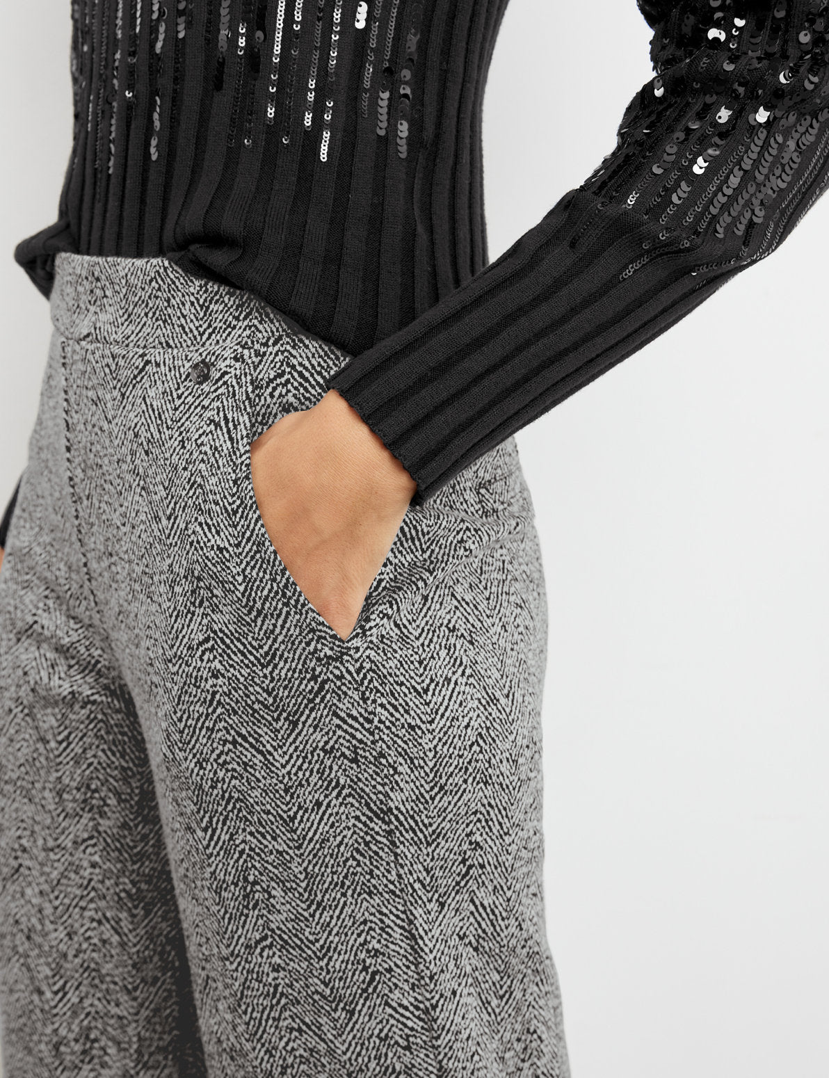 Pull-On Trousers With A Wide Leg And A Fine Houndstooth Pattern_122085-66281_1090_04