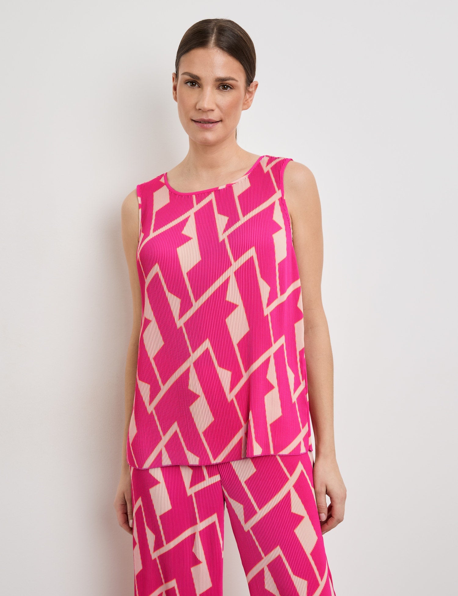 Sleeveless Blouse Made Of Pleated Fabric_260069-66249_3009_03