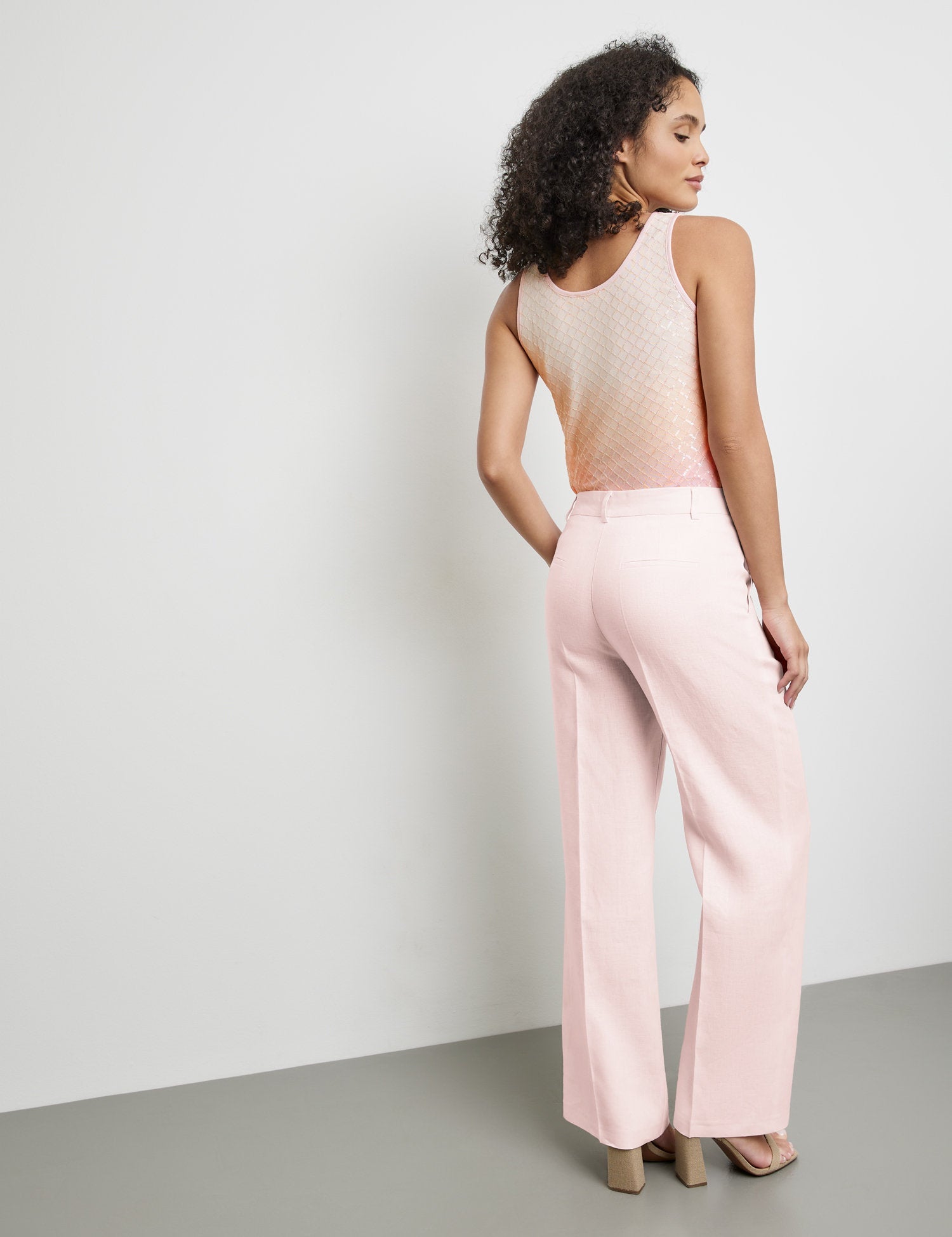 Linen Trousers With Pressed Pleats_320020-31277_30915_06
