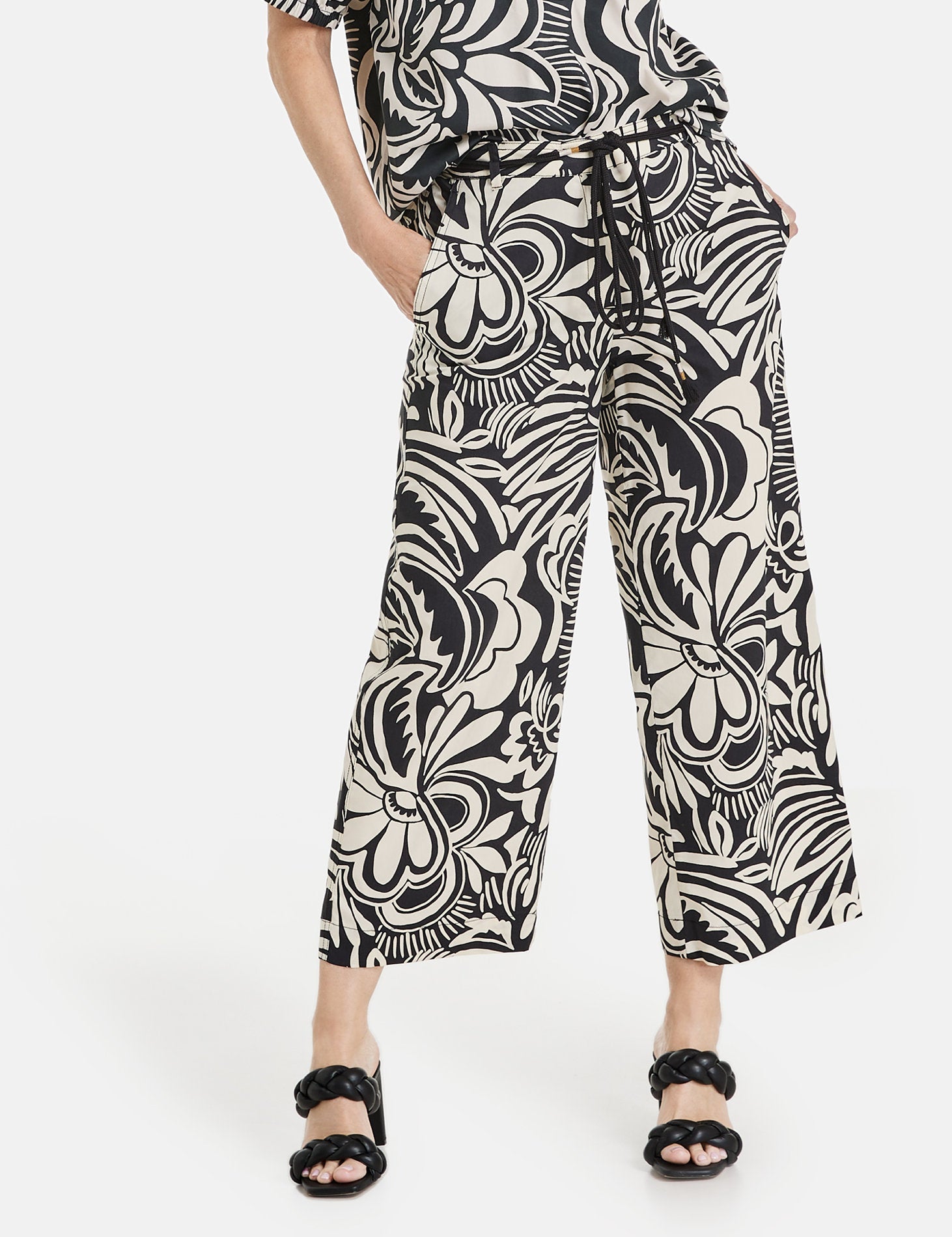 Patterned Trousers With A Cord Tie_320037-31534_9018_04