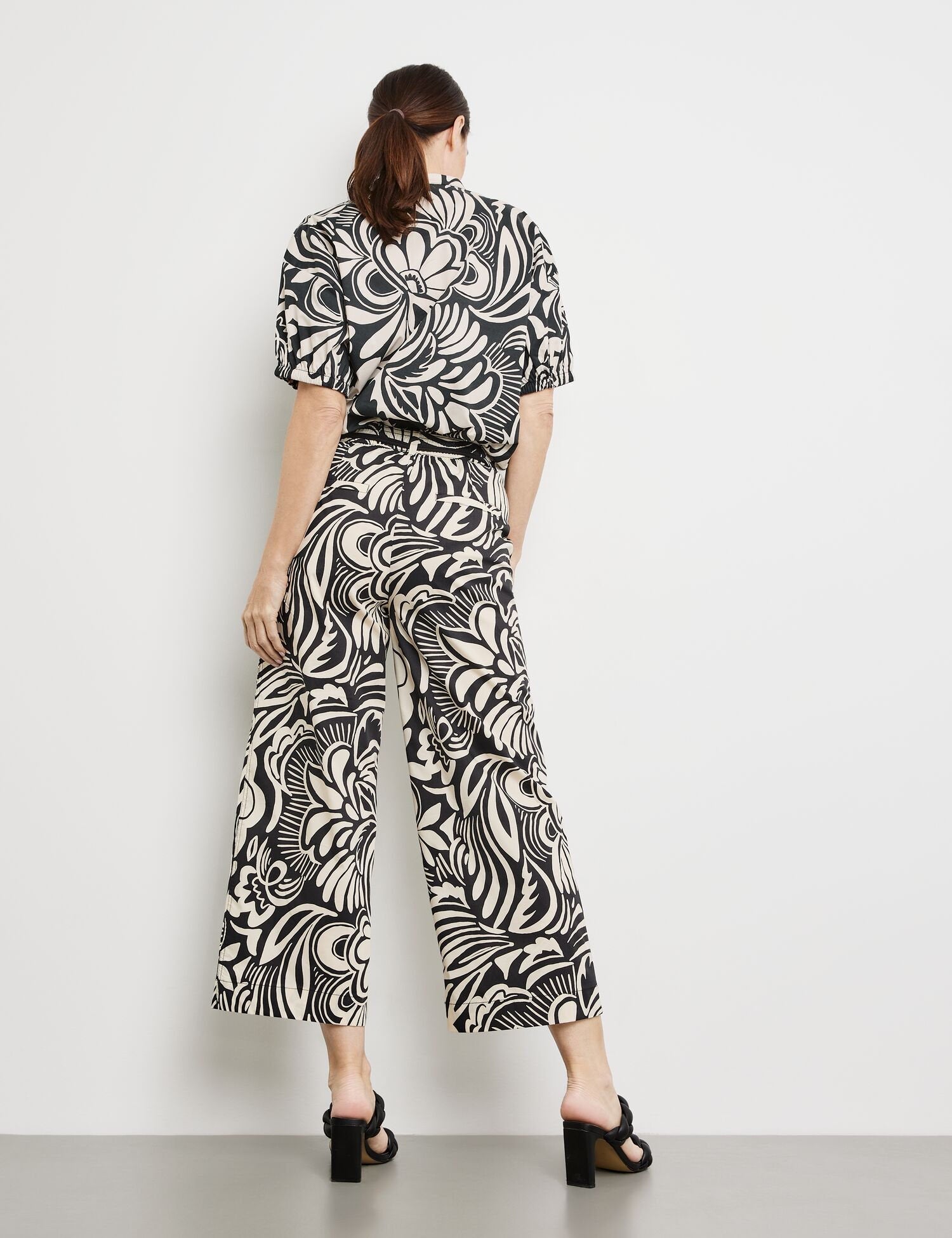 Patterned Trousers With A Cord Tie_320037-31534_9018_06