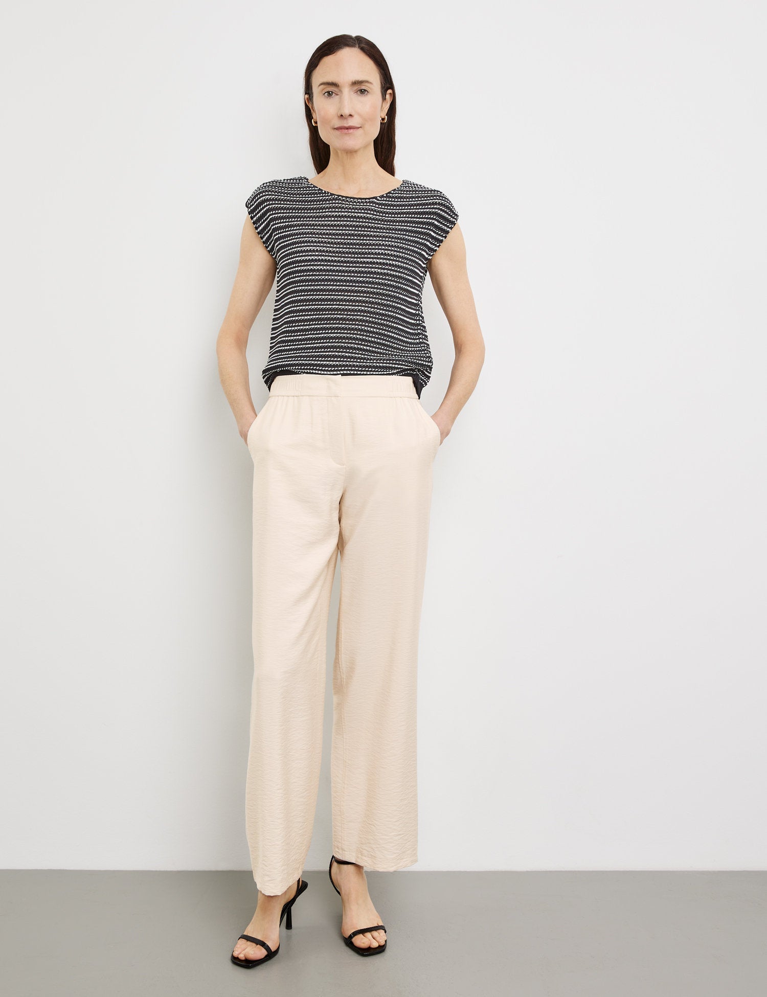 Flowing Trousers With A Stretch Waistband_320047-31354_90138_03