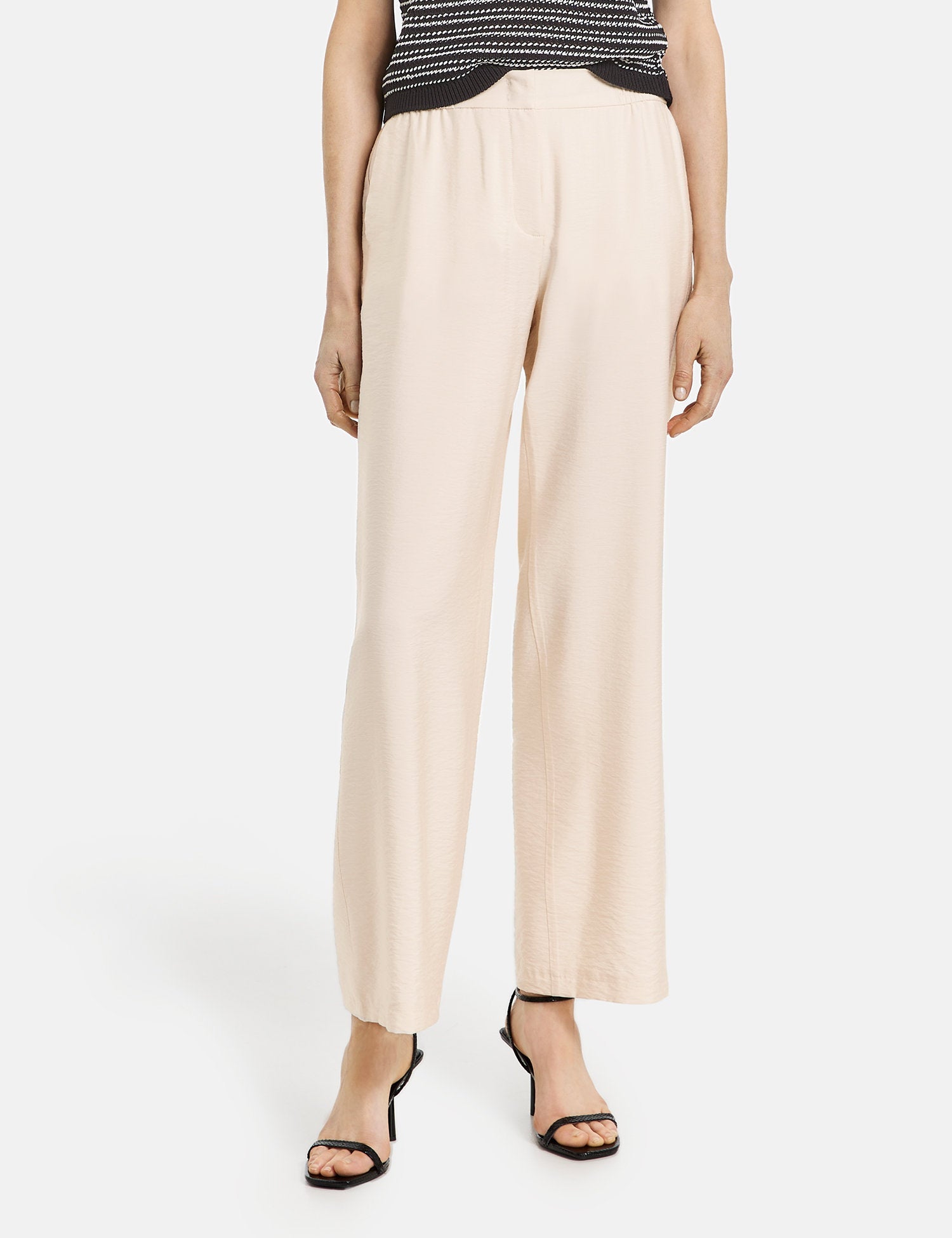 Flowing Trousers With A Stretch Waistband_320047-31354_90138_04
