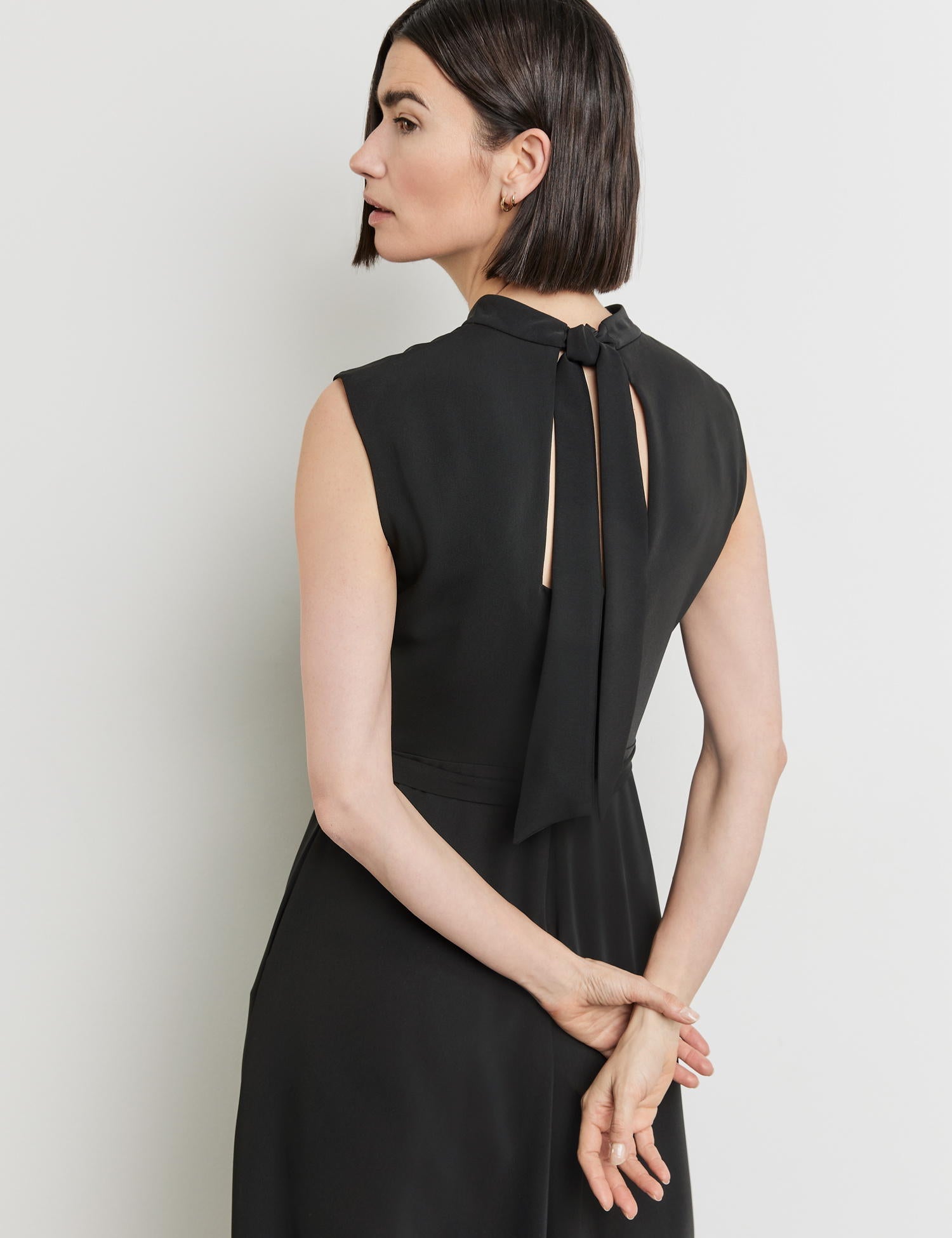 Flowing Dress With Ties_380015-31263_11000_06