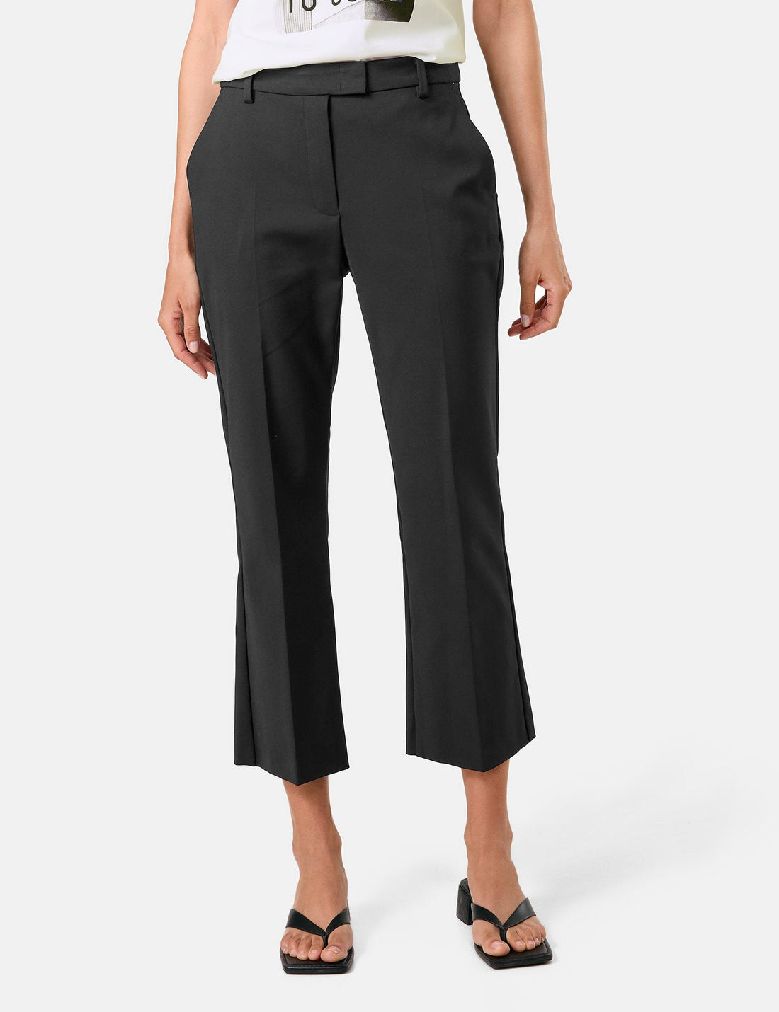 Gerry Weber_Simple 7/8-Length Trousers with Stretch For Comfort_520037-31335_11000_02