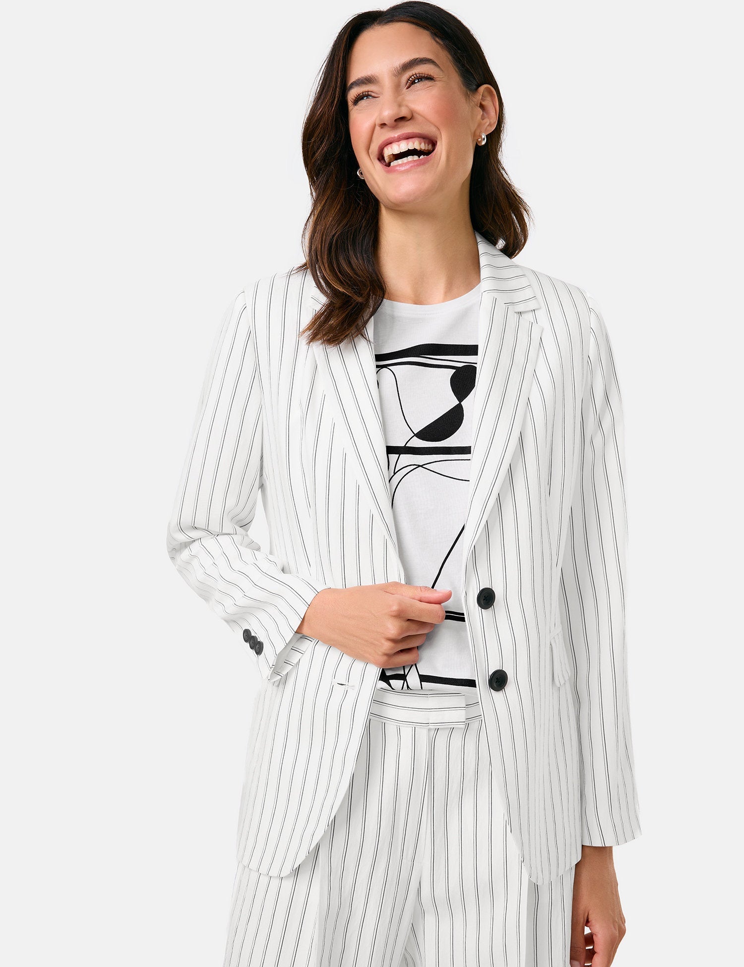 Gerry Weber_Fashionable Blazer with Pinstripes_530034-31239_9111_08