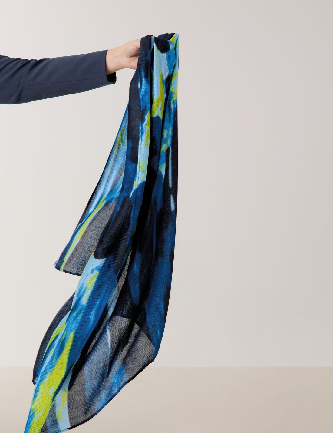 Samoon_Soft Scarf with a Print_600601-23100_8452_06