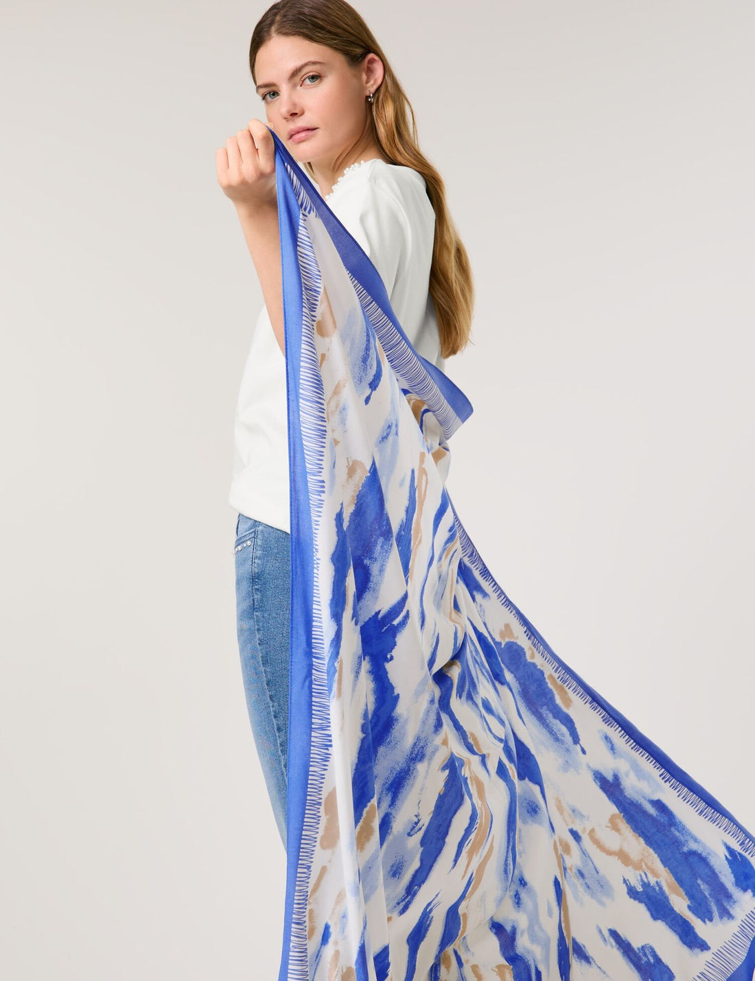 Taifun_Scarf with a Print_700304-13102_8992_02