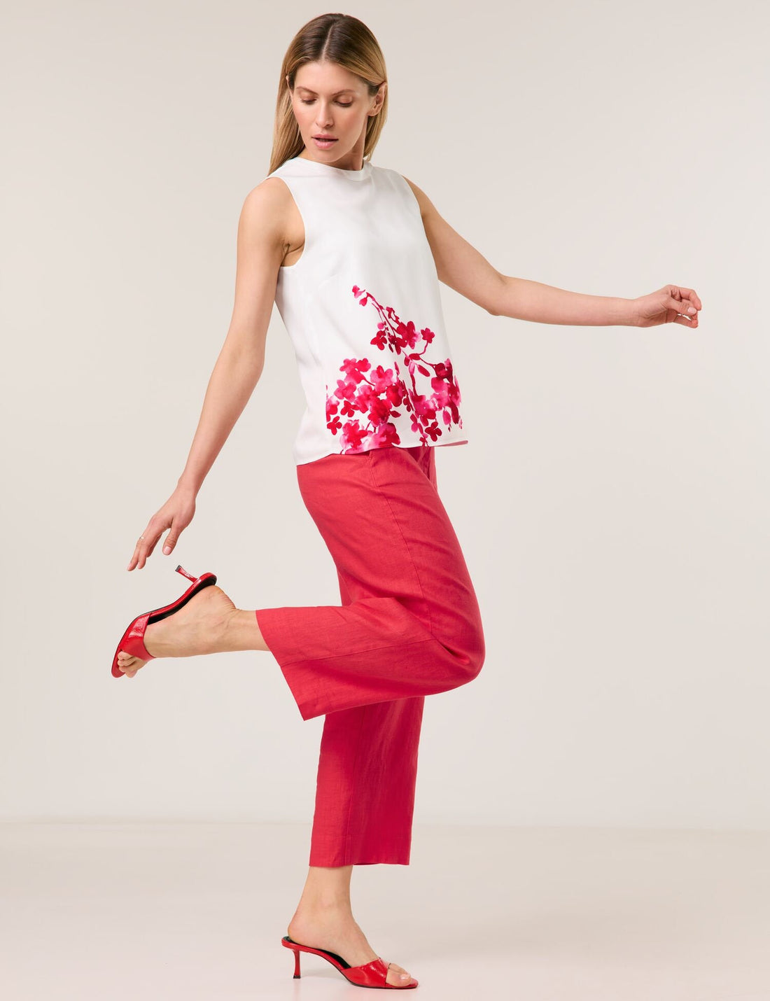 Taifun_Sleeveless Blouse with Floral Details_760334-11228_9702_02