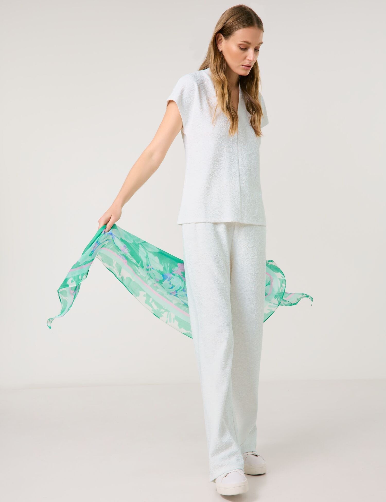 Taifun_Textured Top with a V-Neckline_771343-16146_9700_05