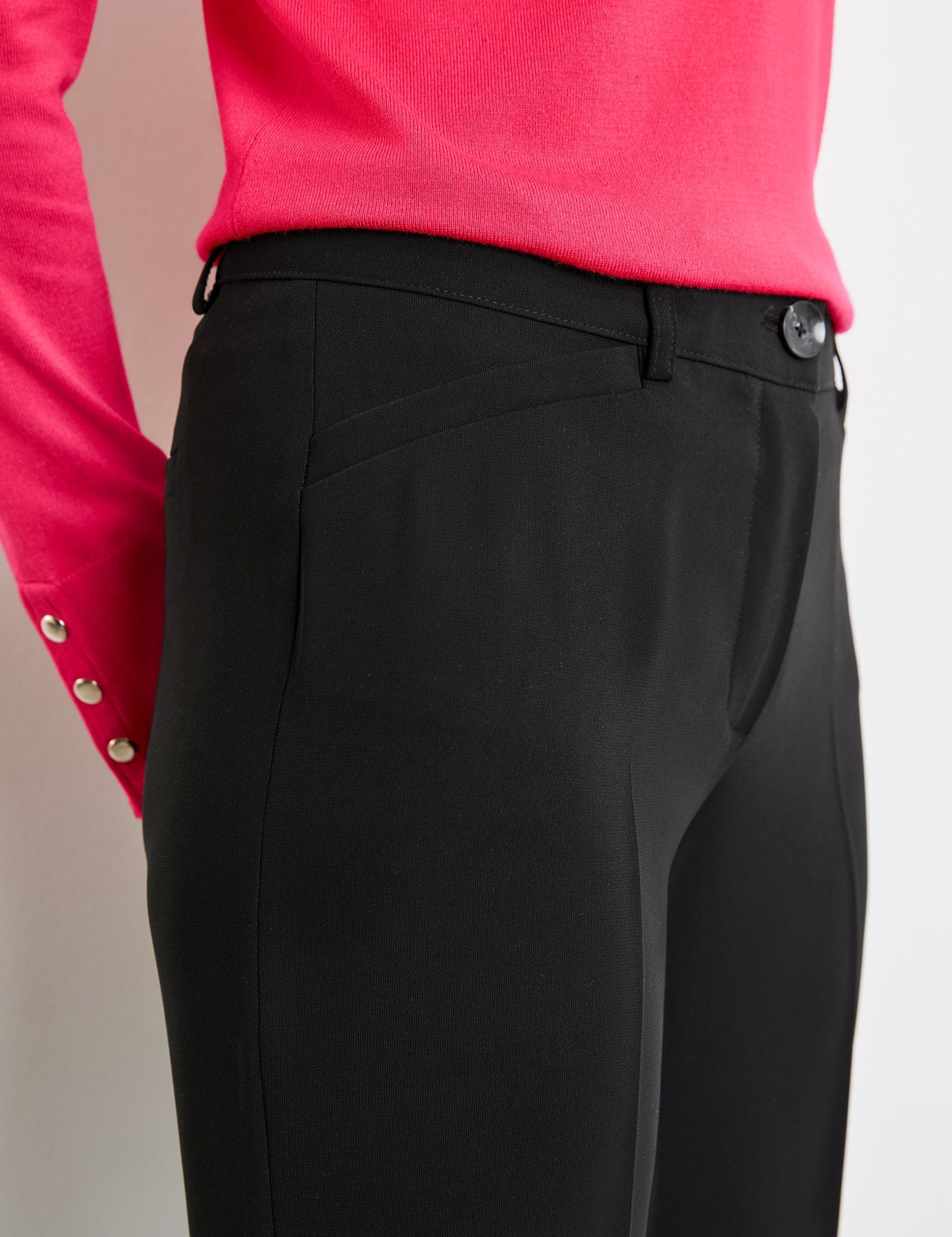 Gerry Weber_Simple Trousers with Pressed Pleats_925038-71944_11000_04