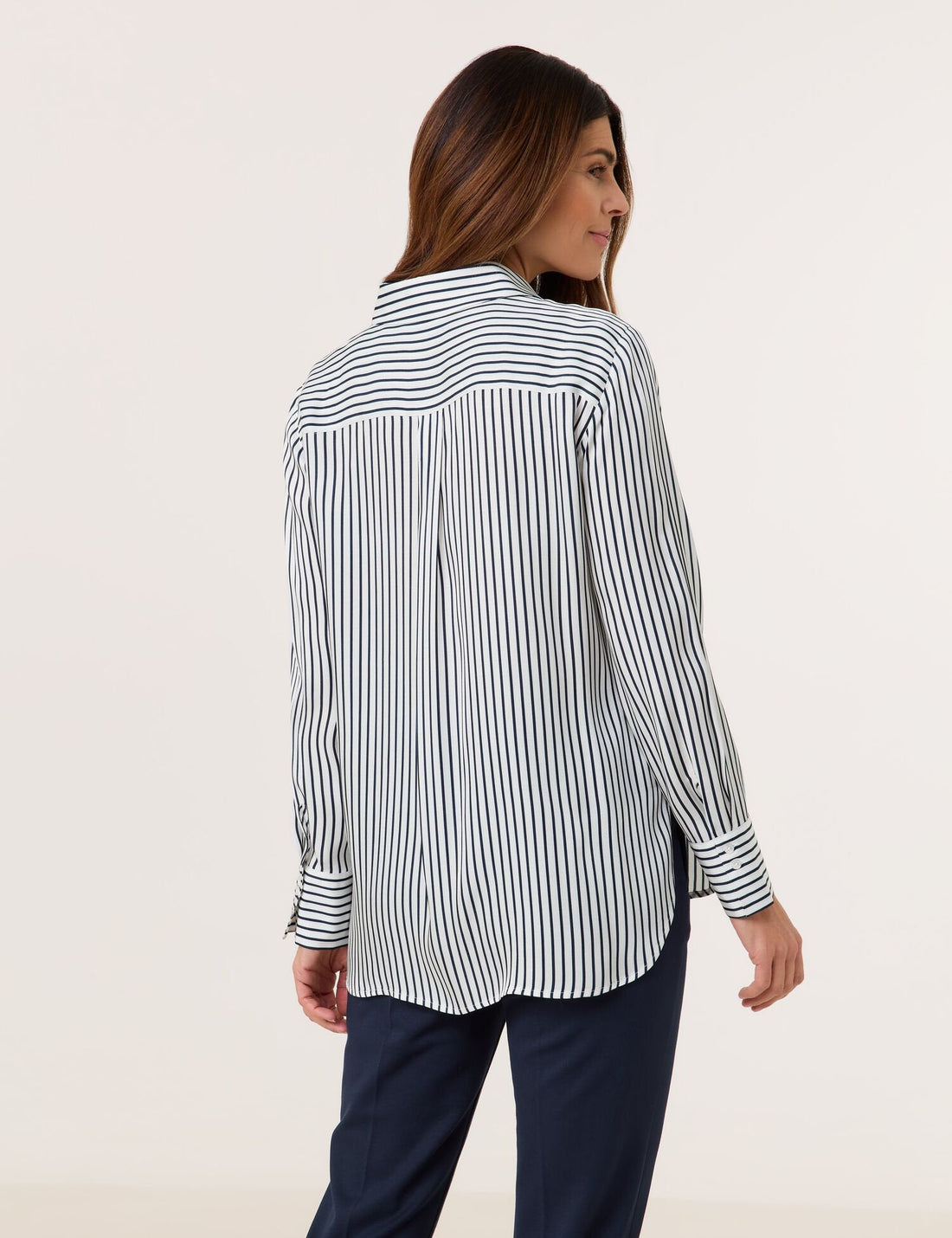 Gerry Weber_Shirt Blouse with a Satin Finish_965068-31401_8017_06