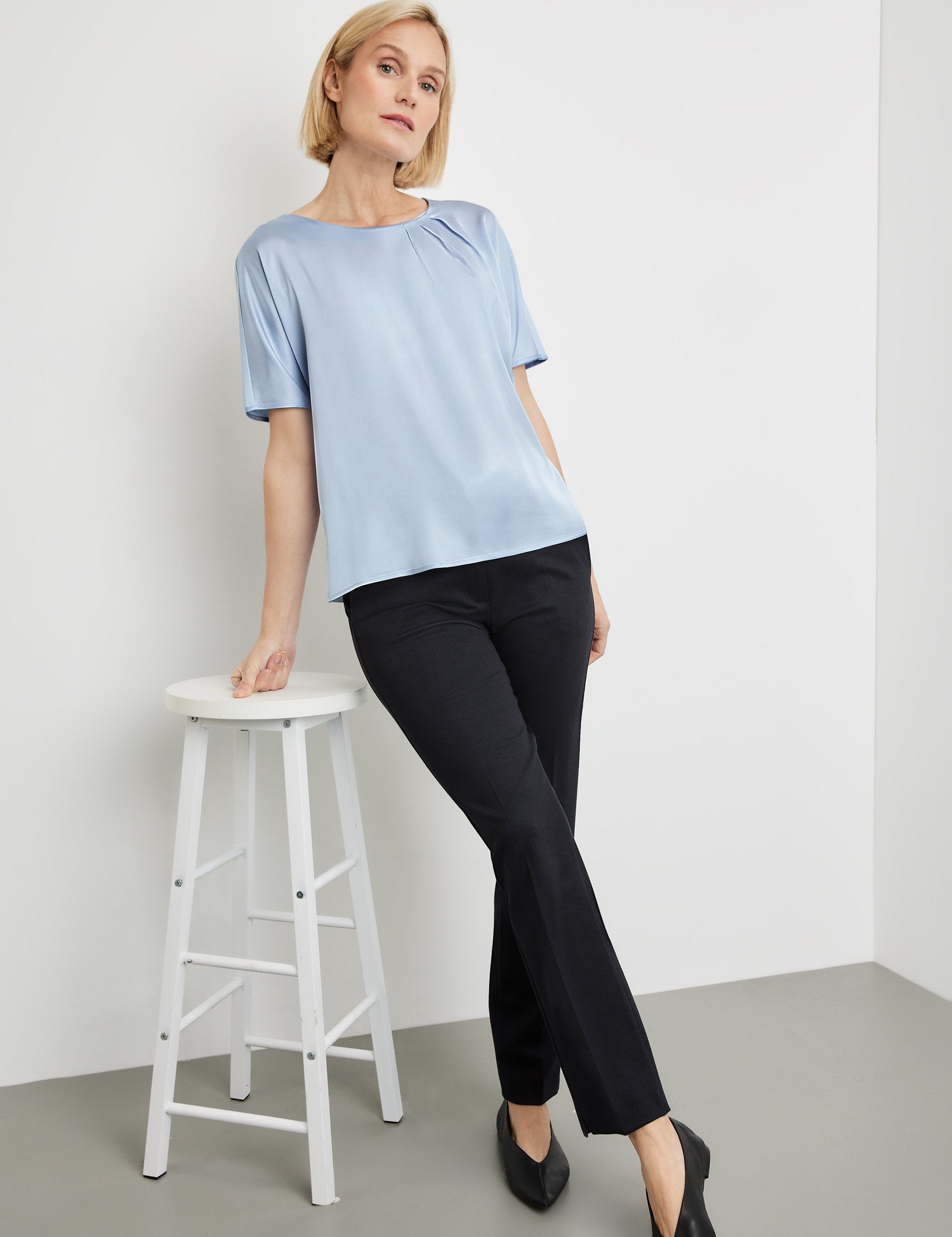 Flowing Blouse Top With Fabric Panelling_977047-35033_80935_05