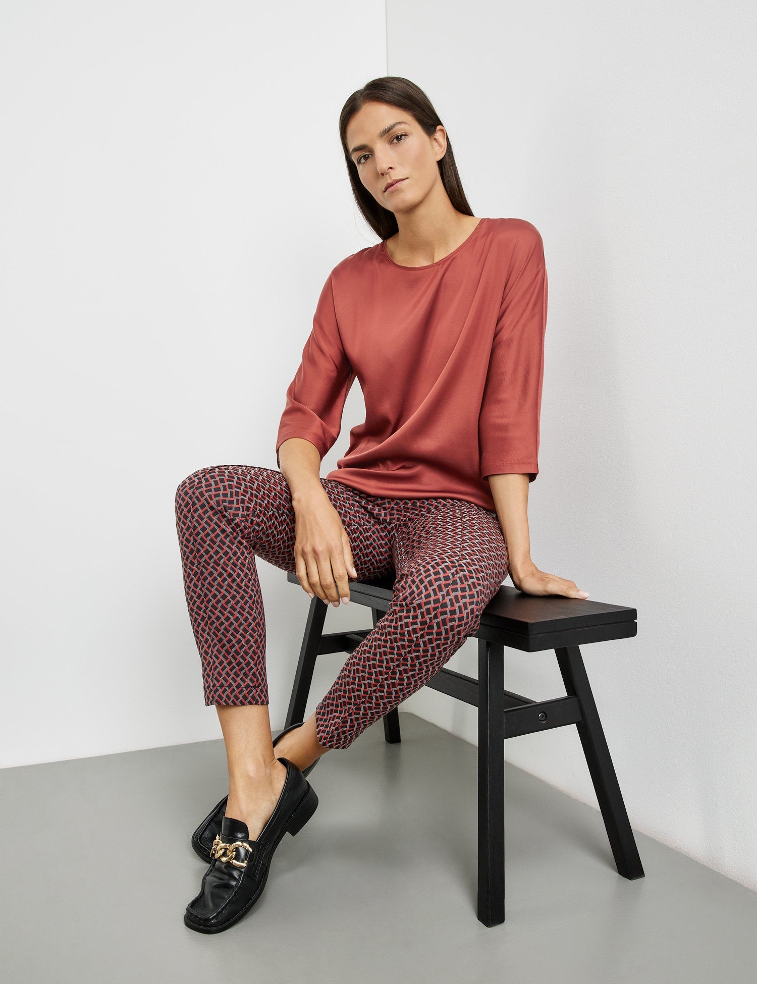 3/4 Sleeve Top With A Fabric Panel And A Subtle Sheen_270229-35033_60703_05