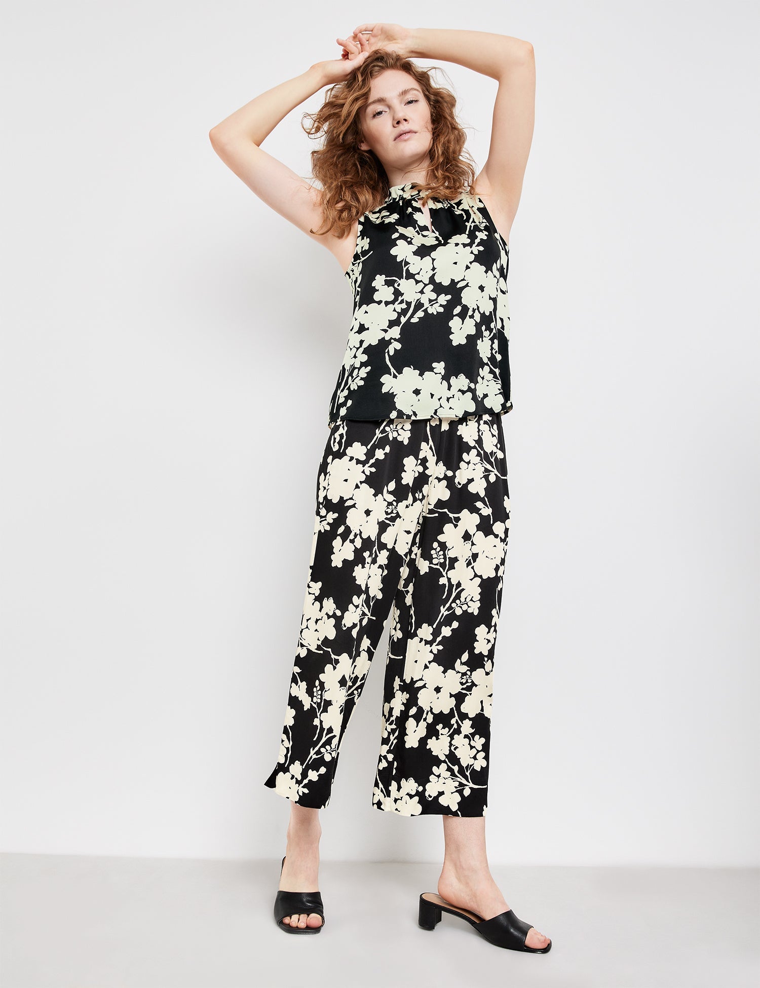 Sleeveless Blouse With A Stand-Up Collar