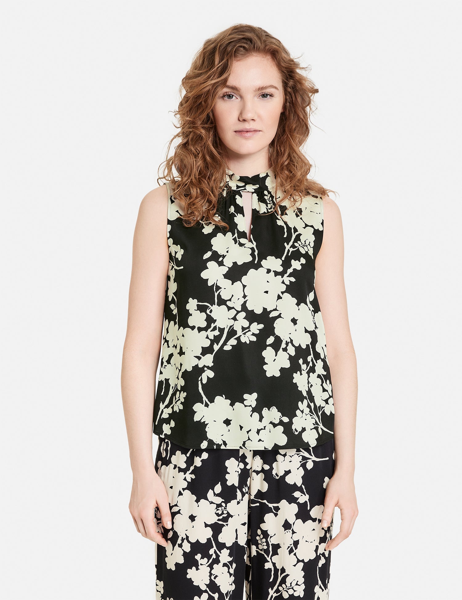 Sleeveless Blouse With A Stand-Up Collar