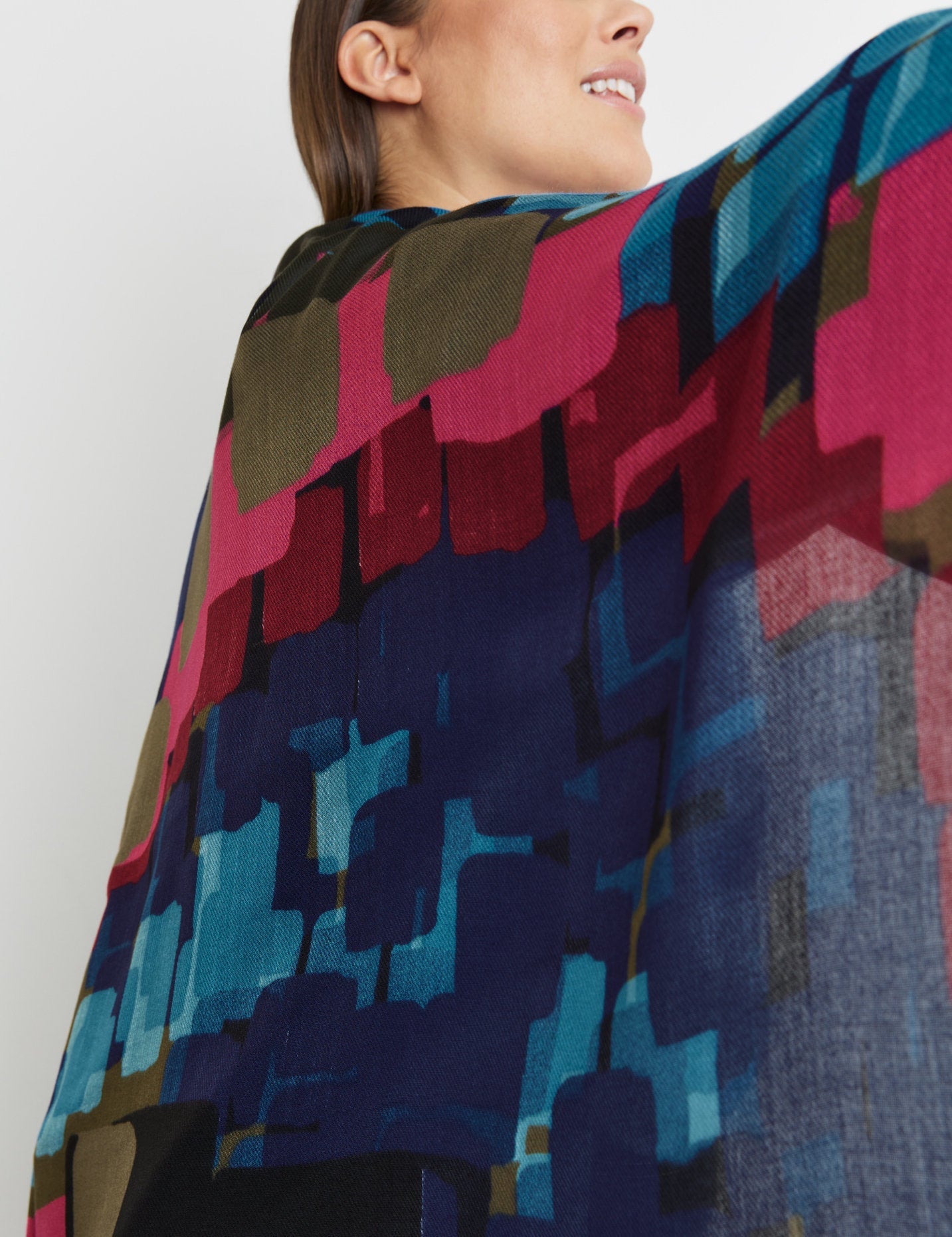 Soft Scarf With A Bright Print_400002-23102_8822_06