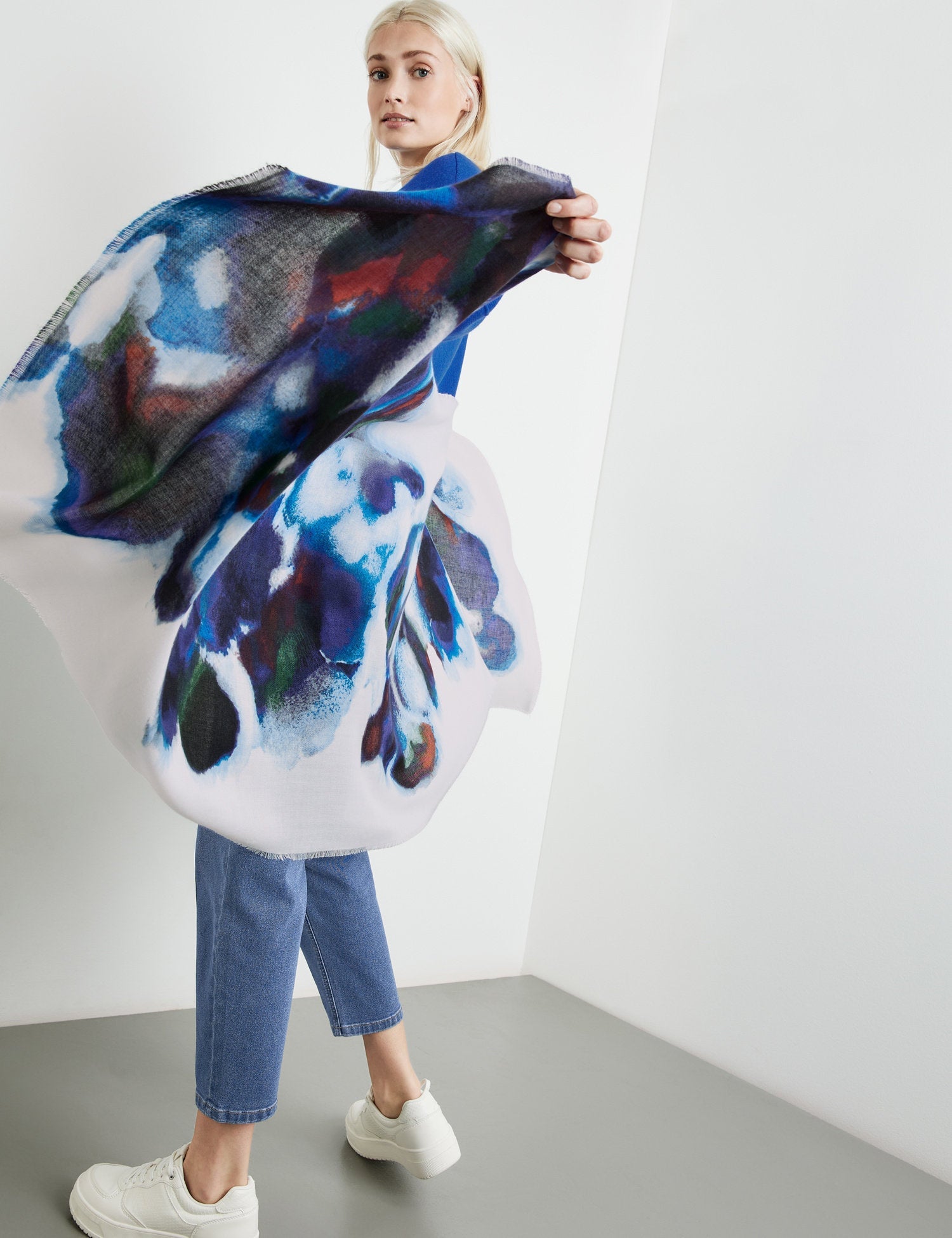 Lightweight Scarf With A Print_400406-13401_8792_06