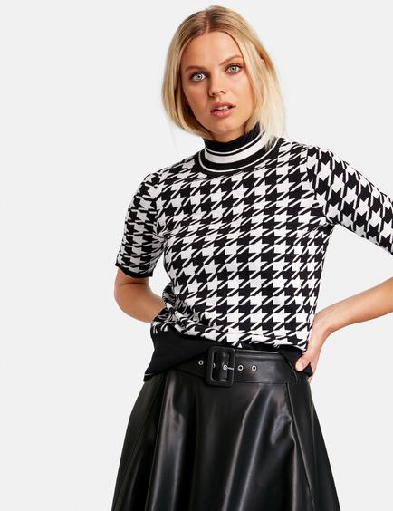 Black Pullover Short-Sleeve Roundneck