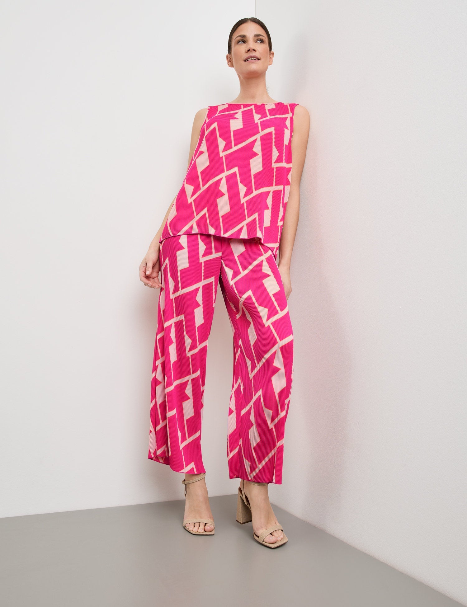 Sleeveless Blouse Made Of Pleated Fabric_260069-66249_3009_04