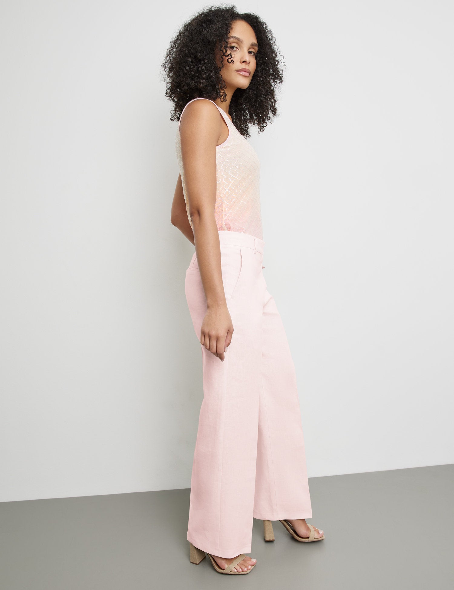 Linen Trousers With Pressed Pleats_320020-31277_30915_05