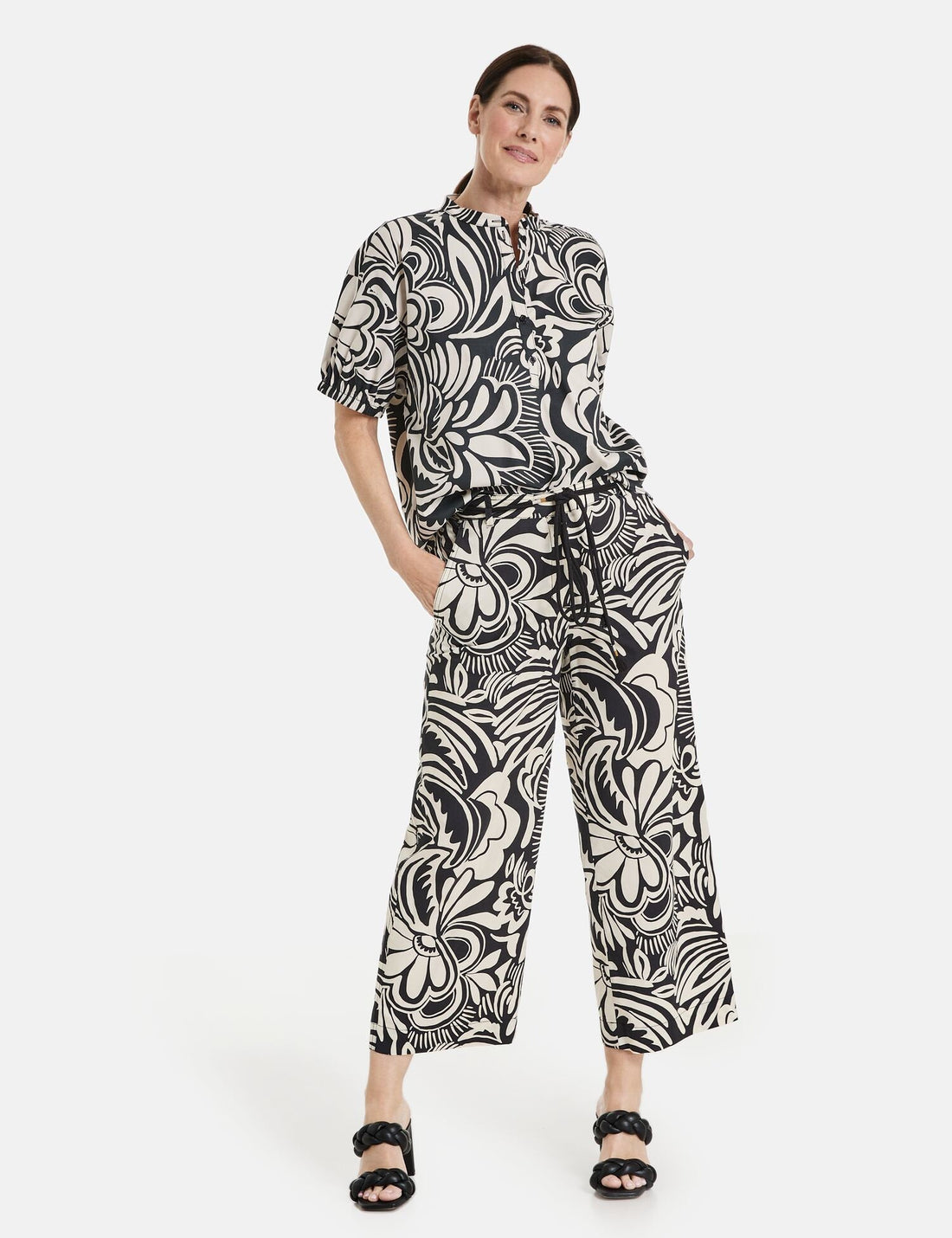 Patterned Trousers With A Cord Tie_320037-31534_9018_01