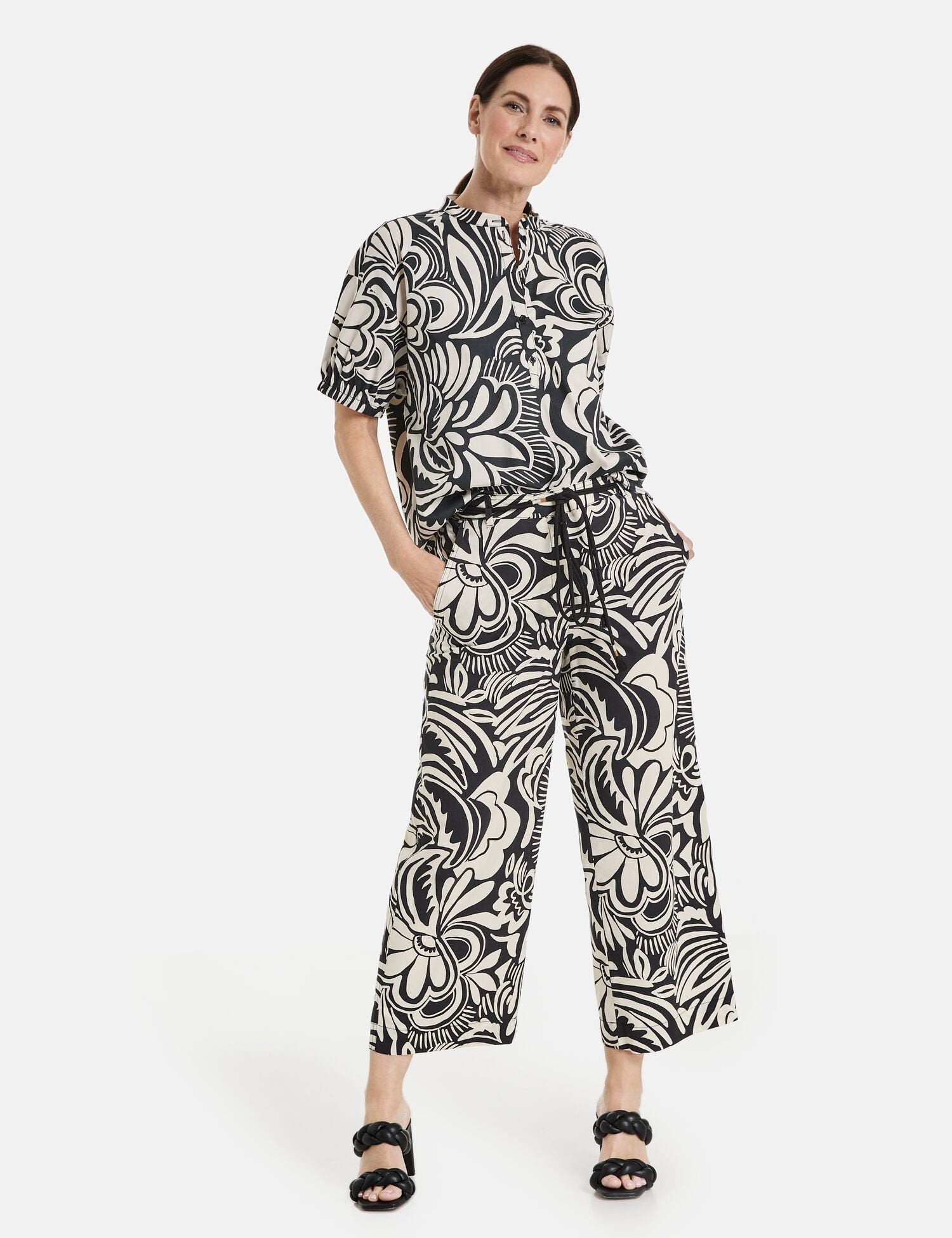 Patterned Trousers With A Cord Tie_320037-31534_9018_01