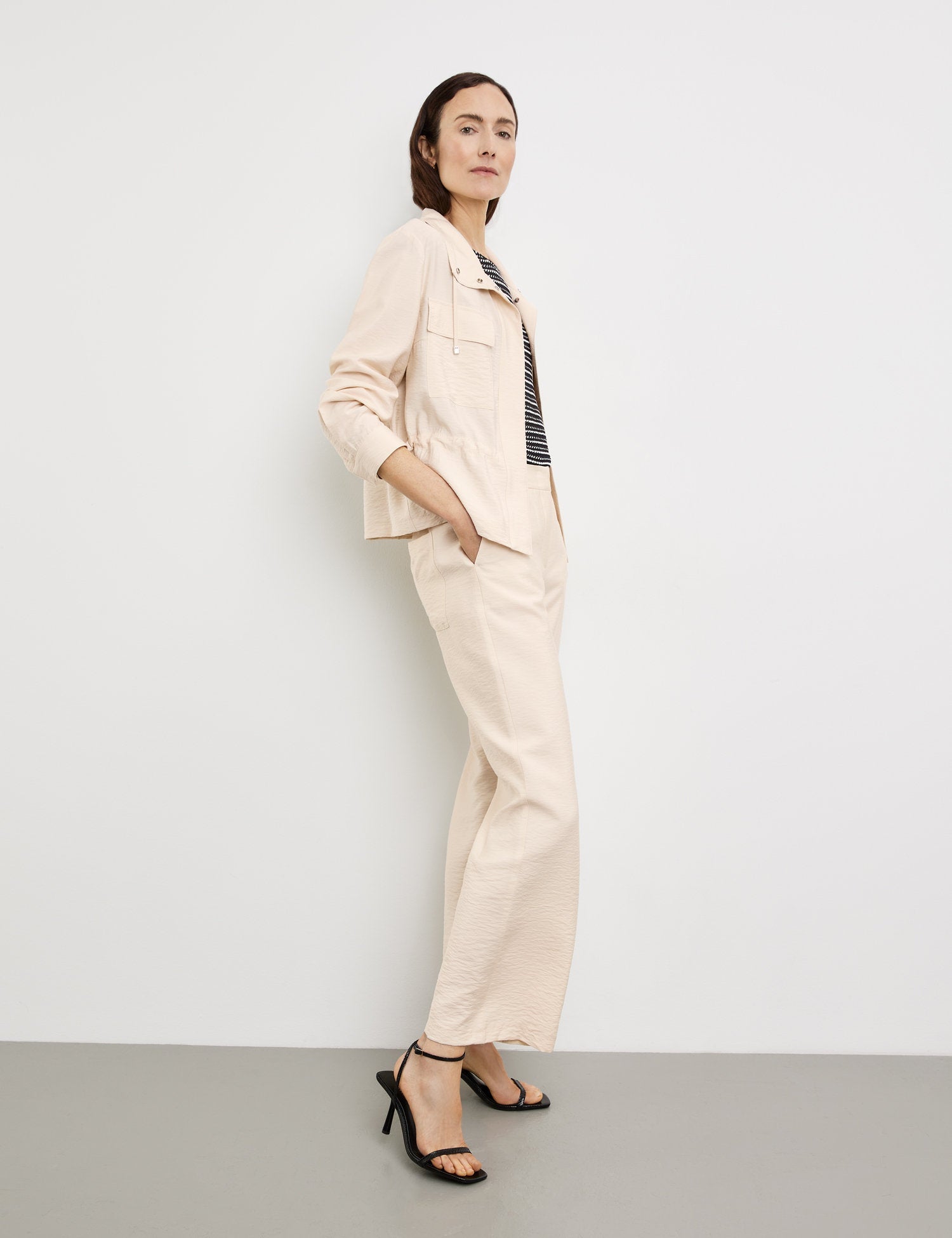 Flowing Trousers With A Stretch Waistband_320047-31354_90138_05