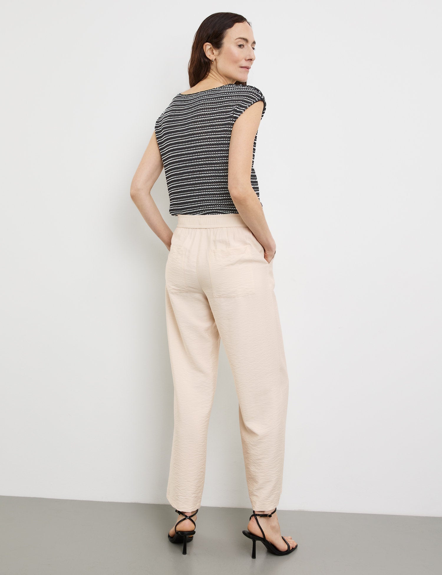Flowing Trousers With A Stretch Waistband_320047-31354_90138_06