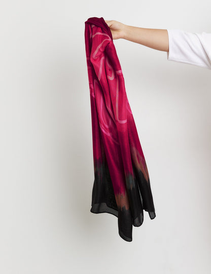 Scarf With Printed Lettering_400004-23104_3322_04