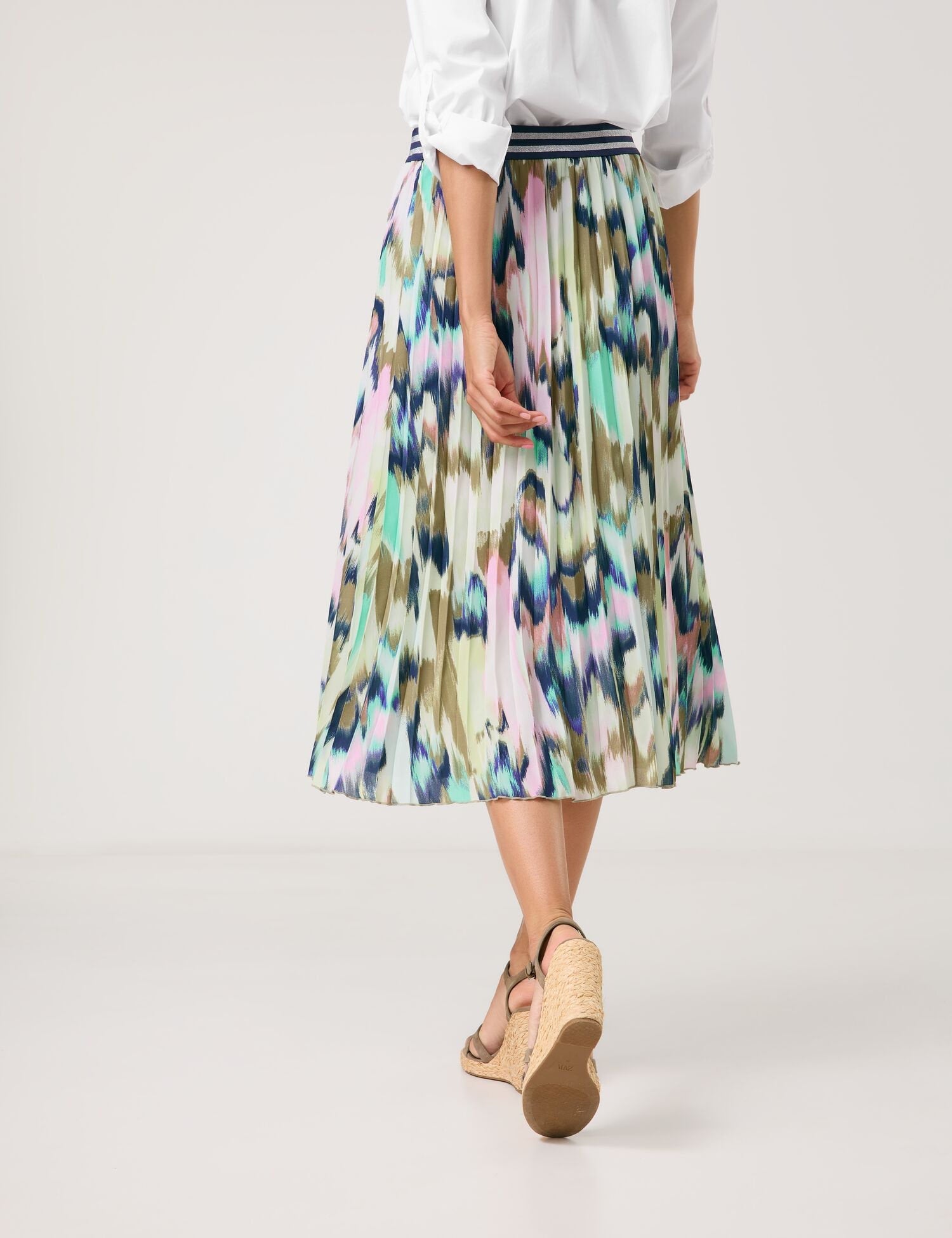 Gerry Weber_Patterned Pleated Skirt with an Elasticated Waistband_510015-31518_9036_06