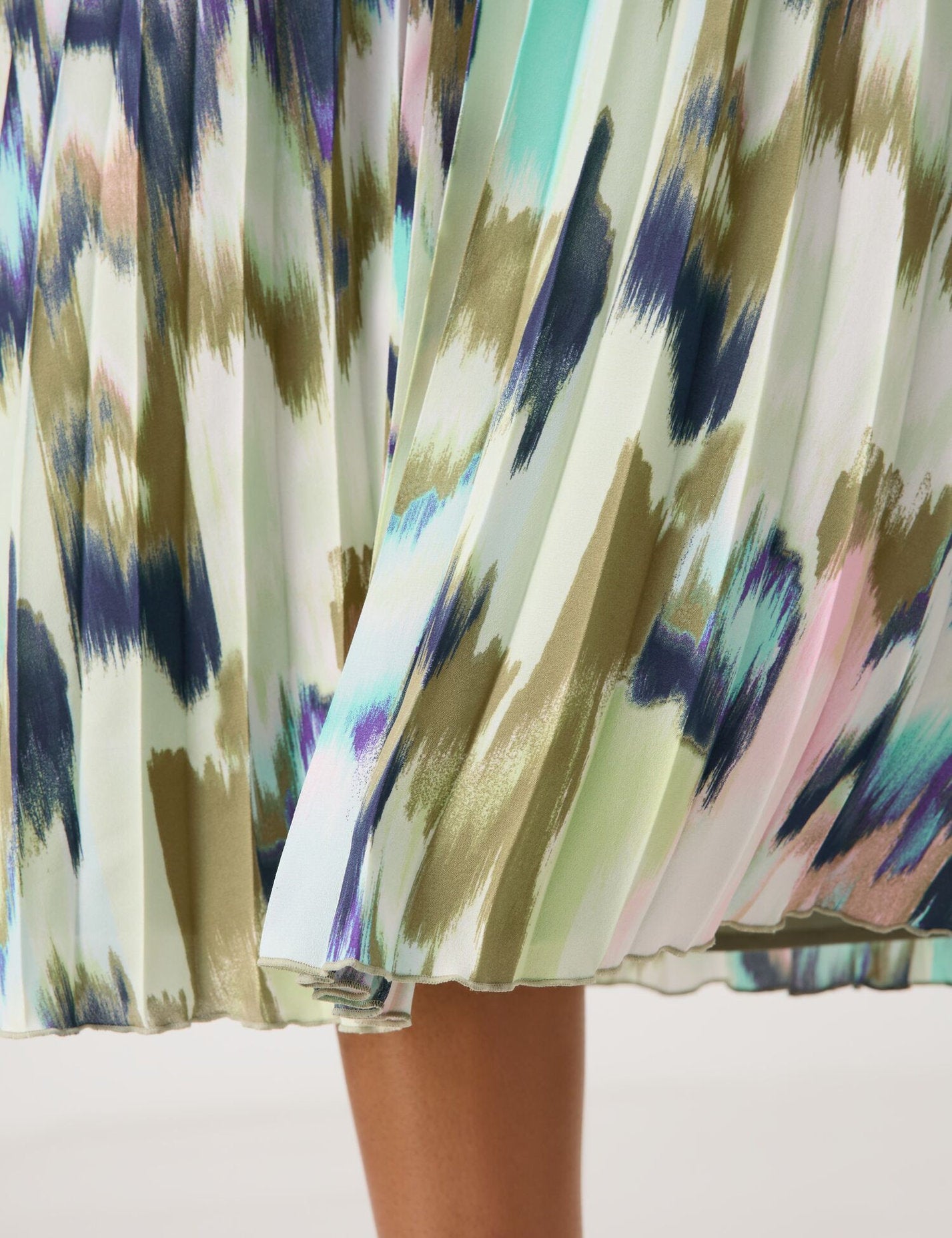 Gerry Weber_Patterned Pleated Skirt with an Elasticated Waistband_510015-31518_9036_07