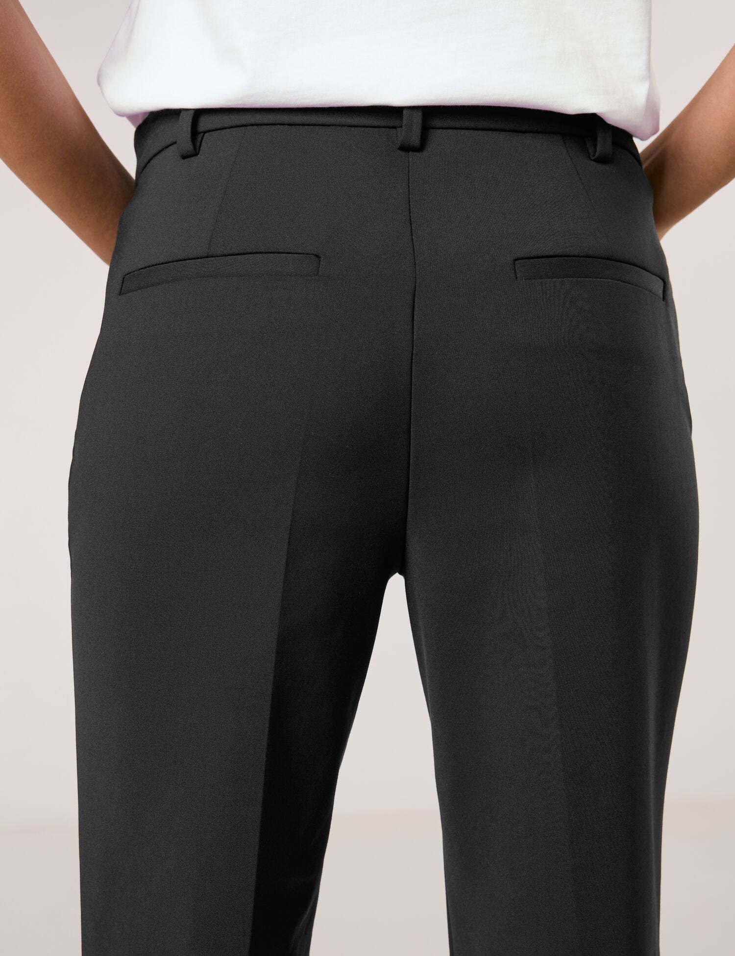 Gerry Weber_Simple 7/8-Length Trousers with Stretch For Comfort_520037-31335_11000_07