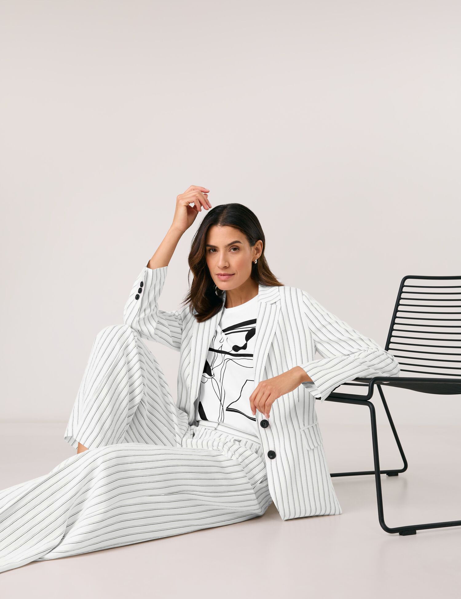 Gerry Weber_Fashionable Blazer with Pinstripes_530034-31239_9111_02