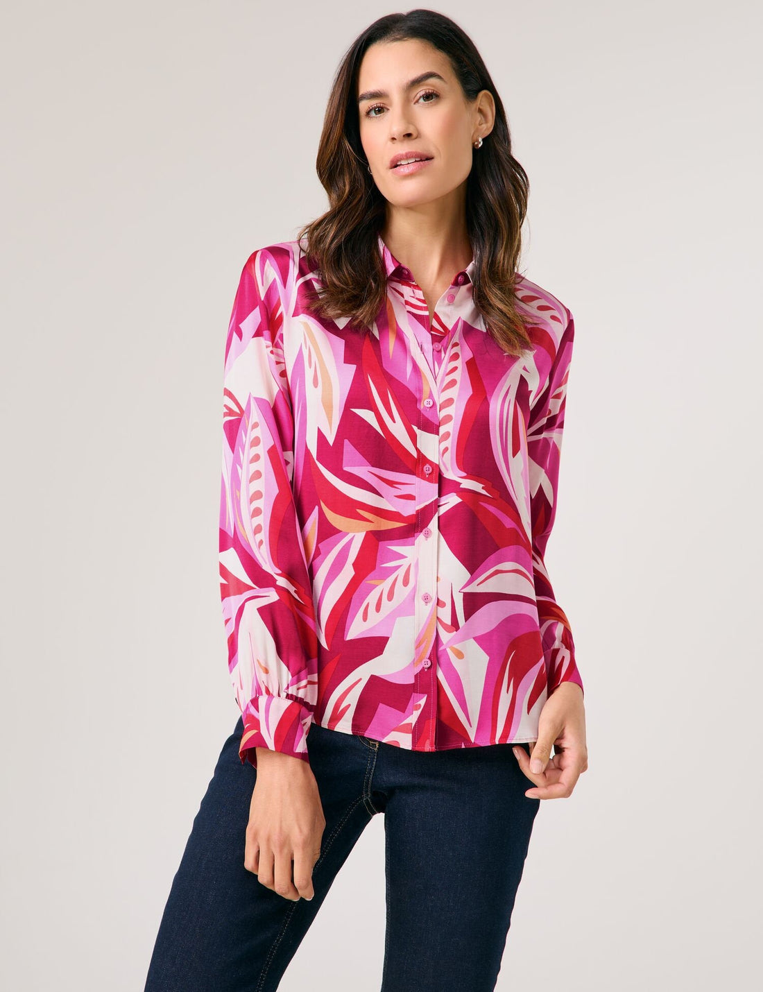 Gerry Weber_Satin Blouse with a Floral Pattern_560020-31452_6002_01