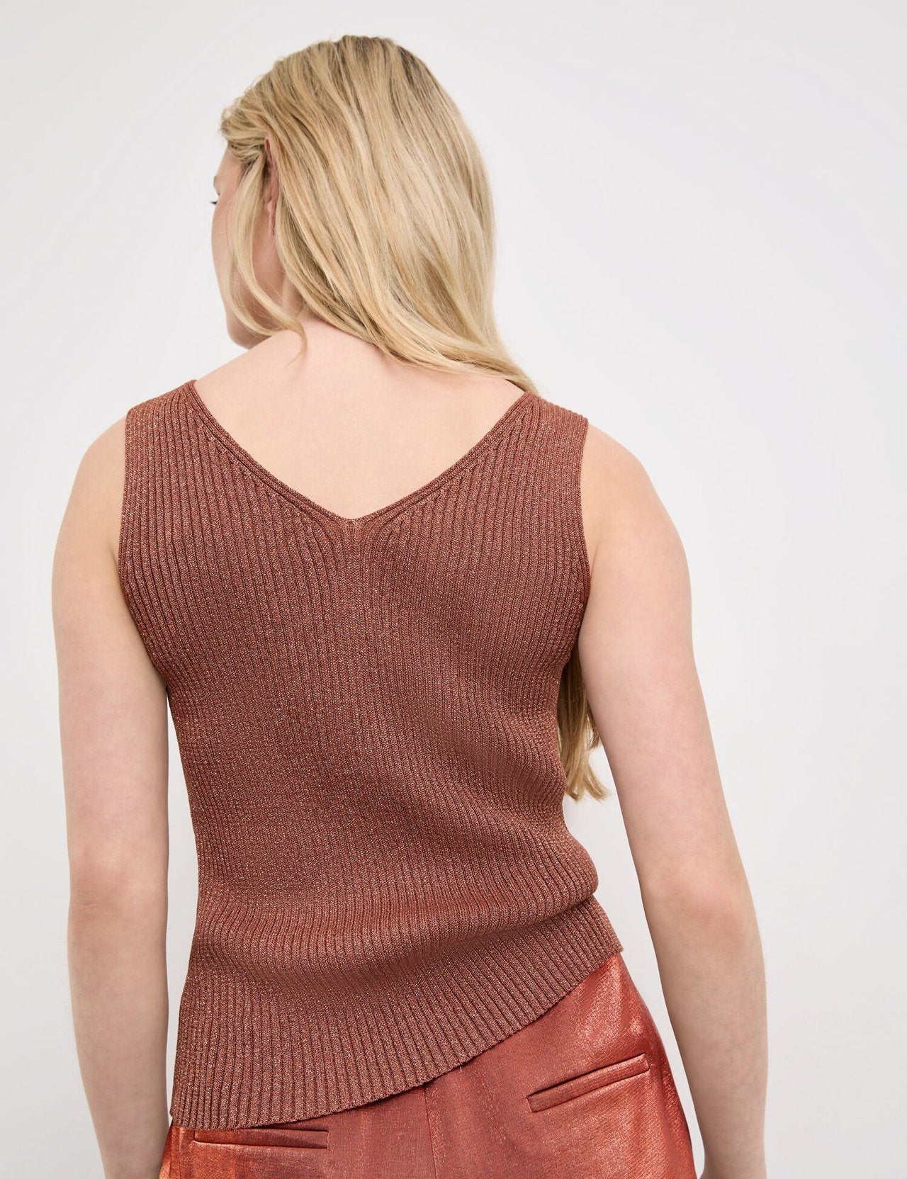 Knitted Top With A Glitter Effect_572321-15104_7000_06