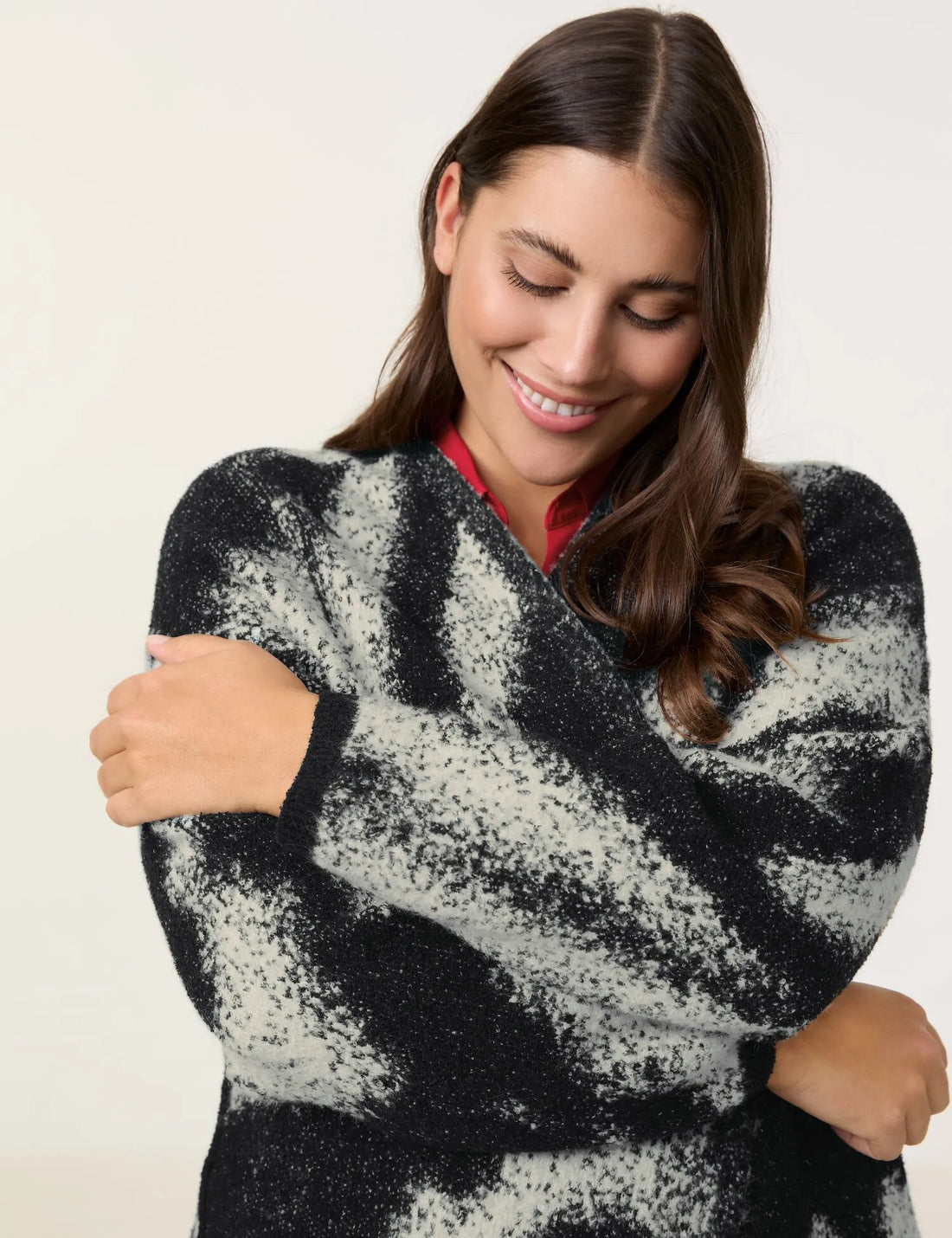 Gerry Weber_Black Patterned_Jacket knit_632601-25103_1102_02