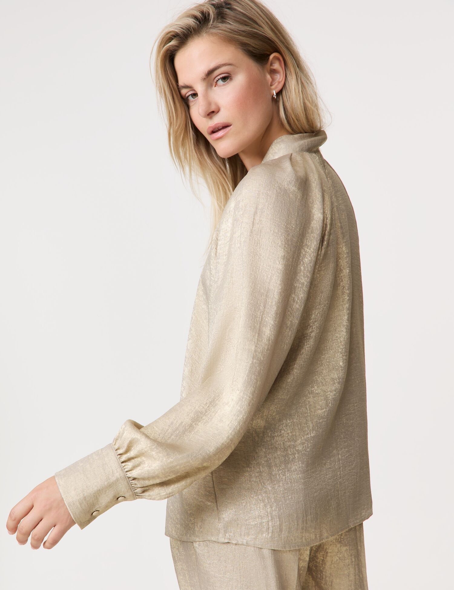 Pussycat Bow Blouse With A Golden Shimmer_660408-11318_9011_06