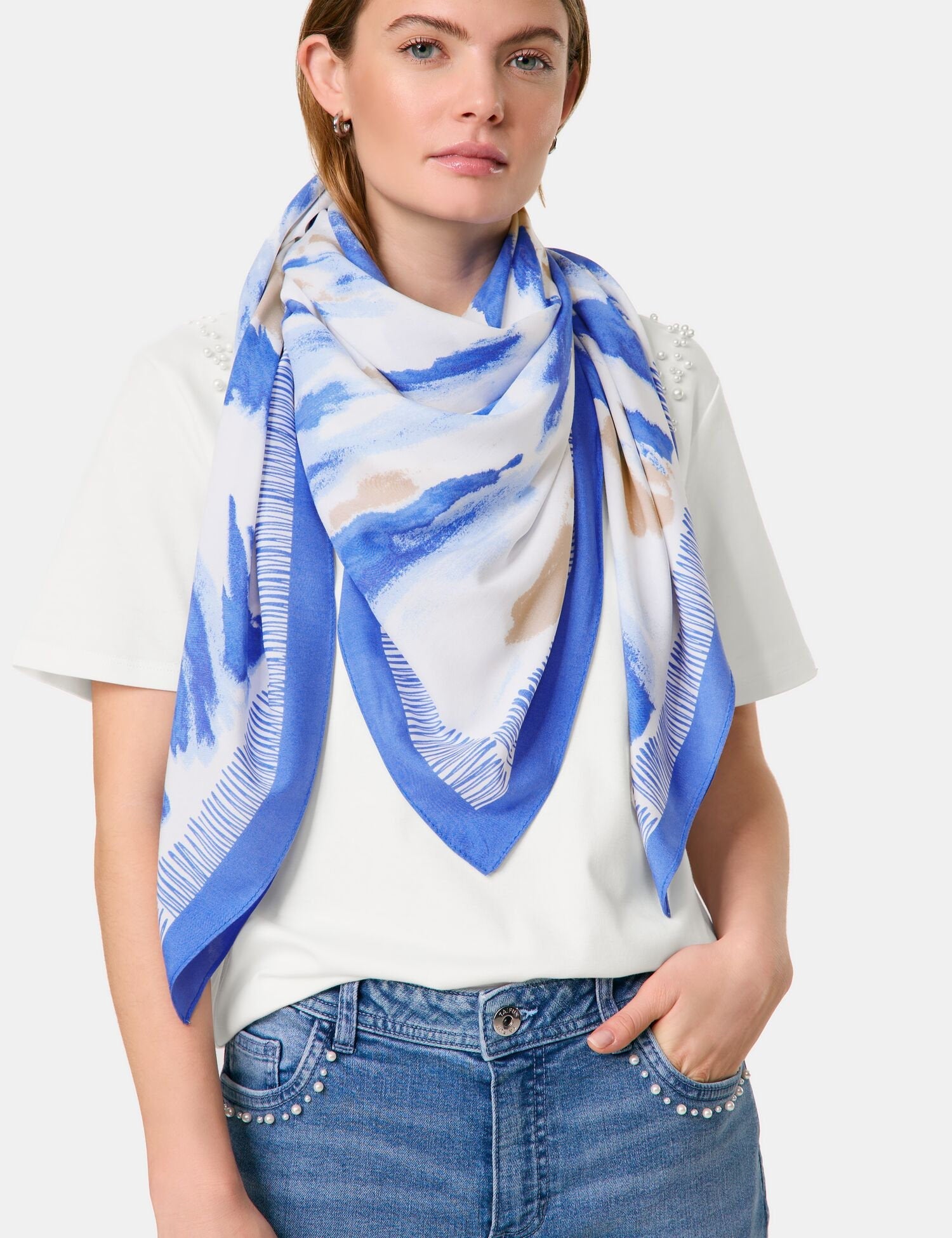 Taifun_Scarf with a Print_700304-13102_8992_06