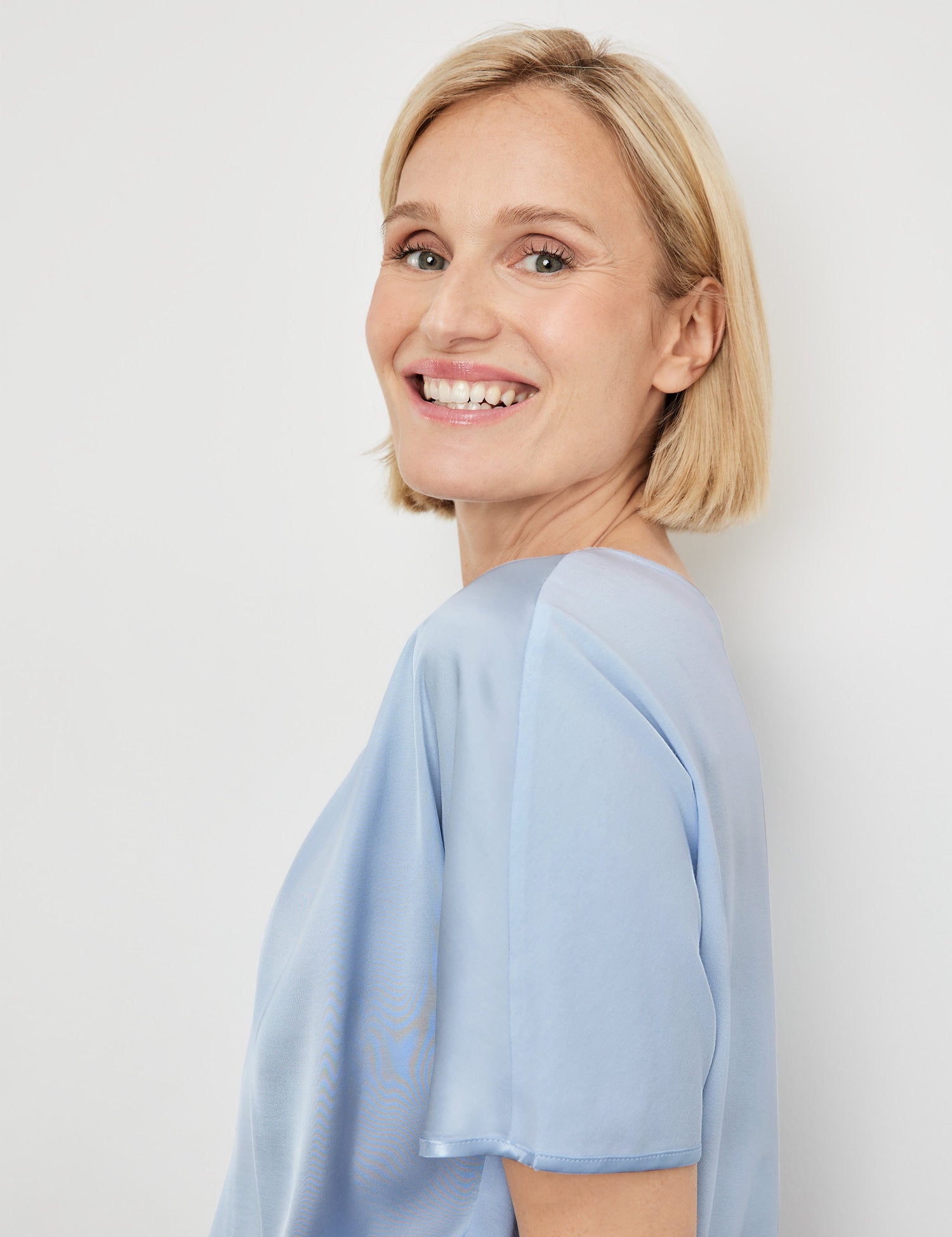 Flowing Blouse Top With Fabric Panelling_977047-35033_80935_02