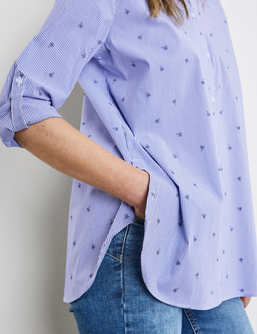 Striped Blouse With Button-Fastening Side Slits_260003-66409_8096_04