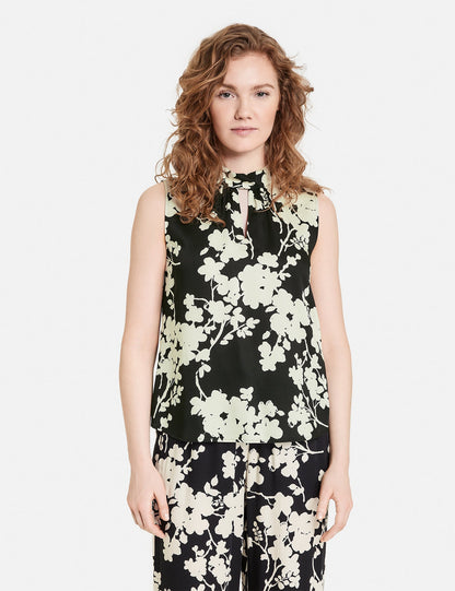 Sleeveless Blouse With A Stand-Up Collar