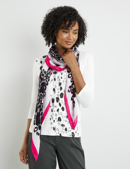 Scarf With An Animal Print_400401-13301_3402_01