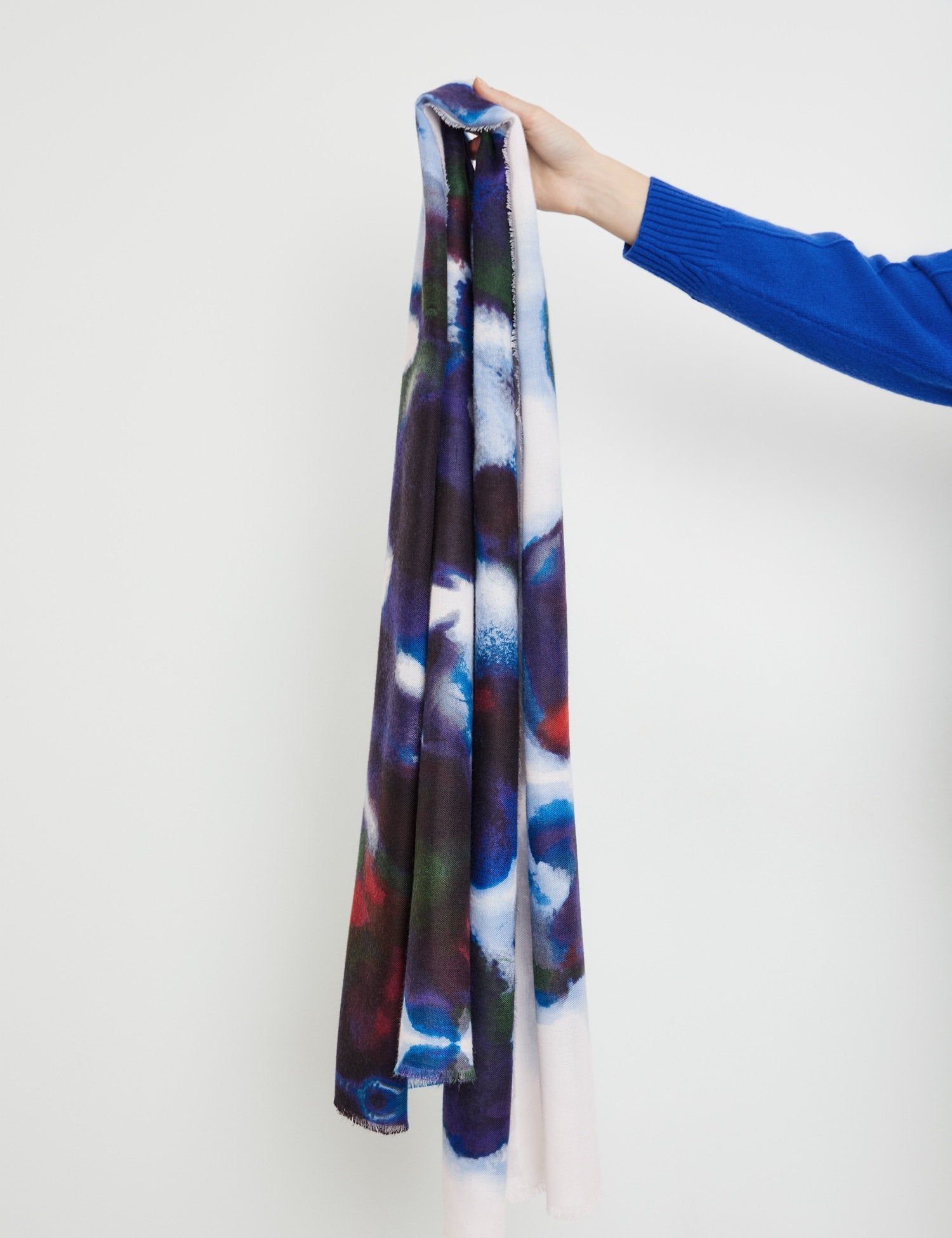 Lightweight Scarf With A Print_400406-13401_8792_04