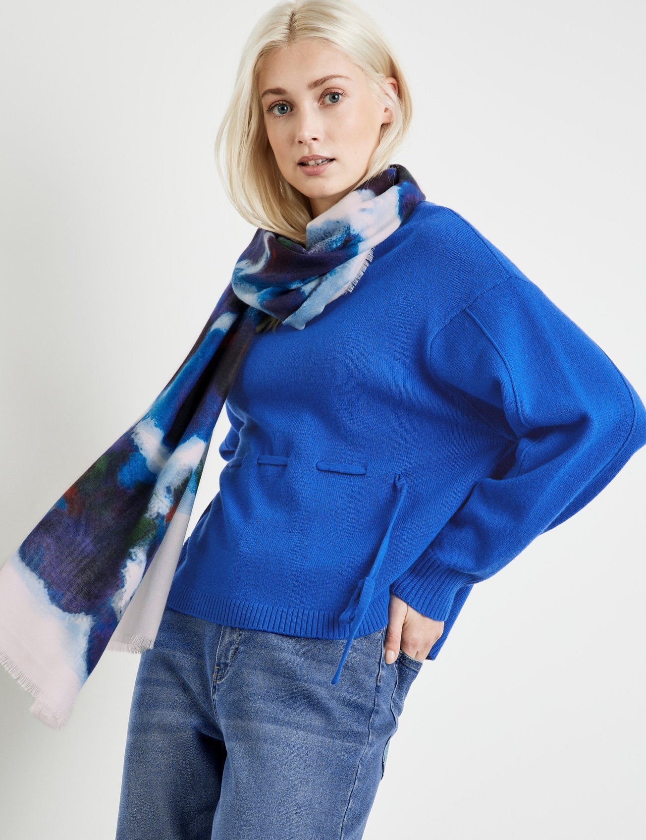 Lightweight Scarf With A Print_400406-13401_8792_05