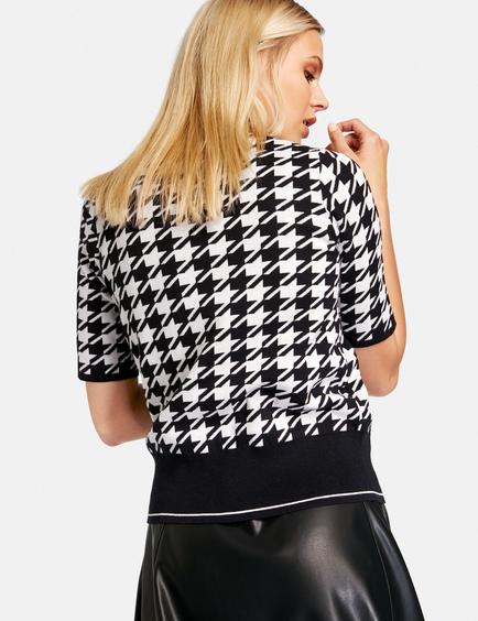 Black Pullover Short-Sleeve Roundneck