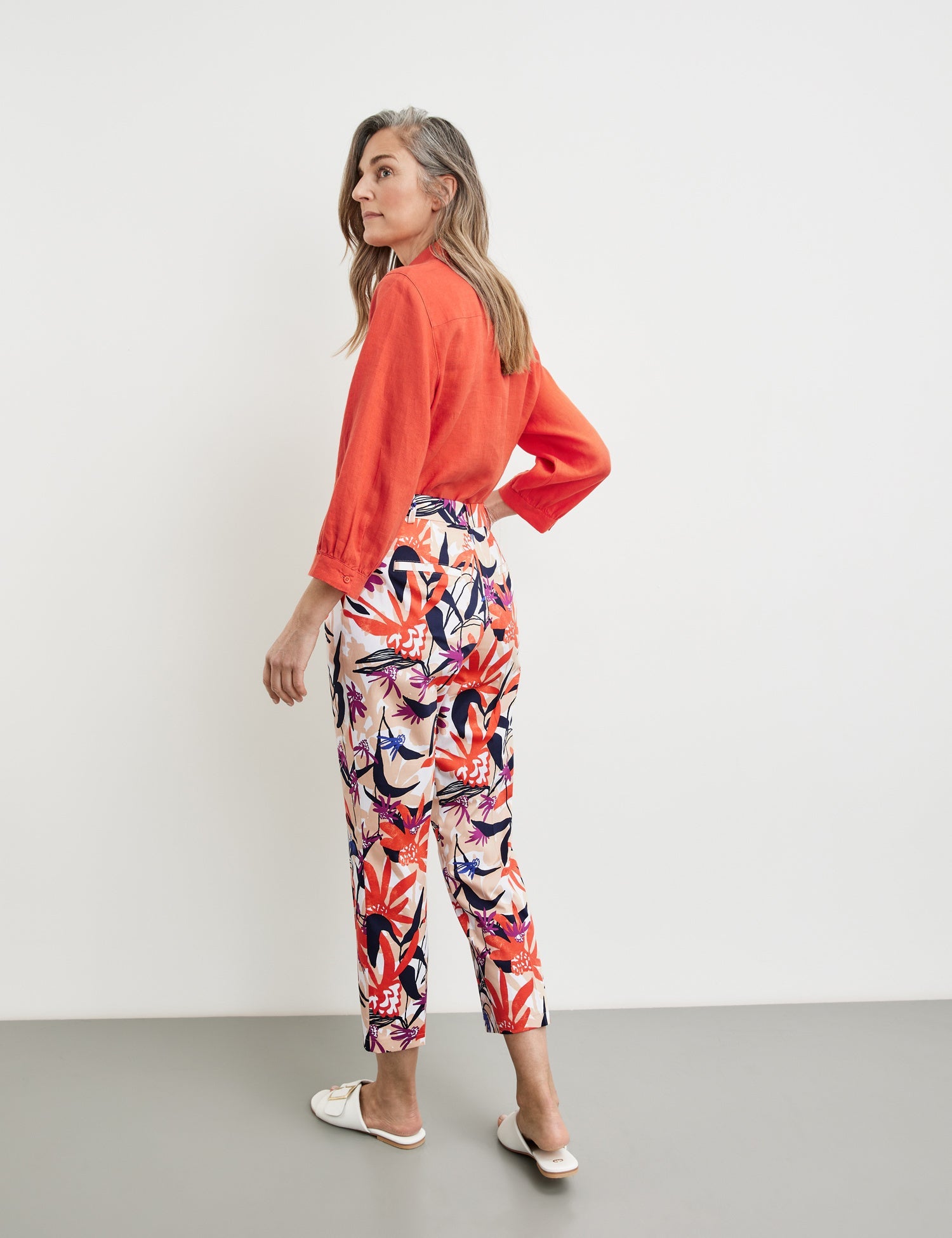 7/8-Length Trousers With A Floral Pattern